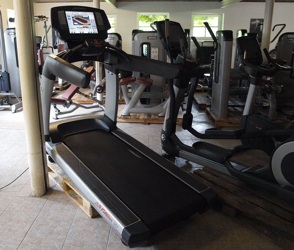Life Fitness Laufband 95T - Elevation Series 95t - Engage 15" Touchscreen Konsole, gebraucht - überholter Zustand - Image 2