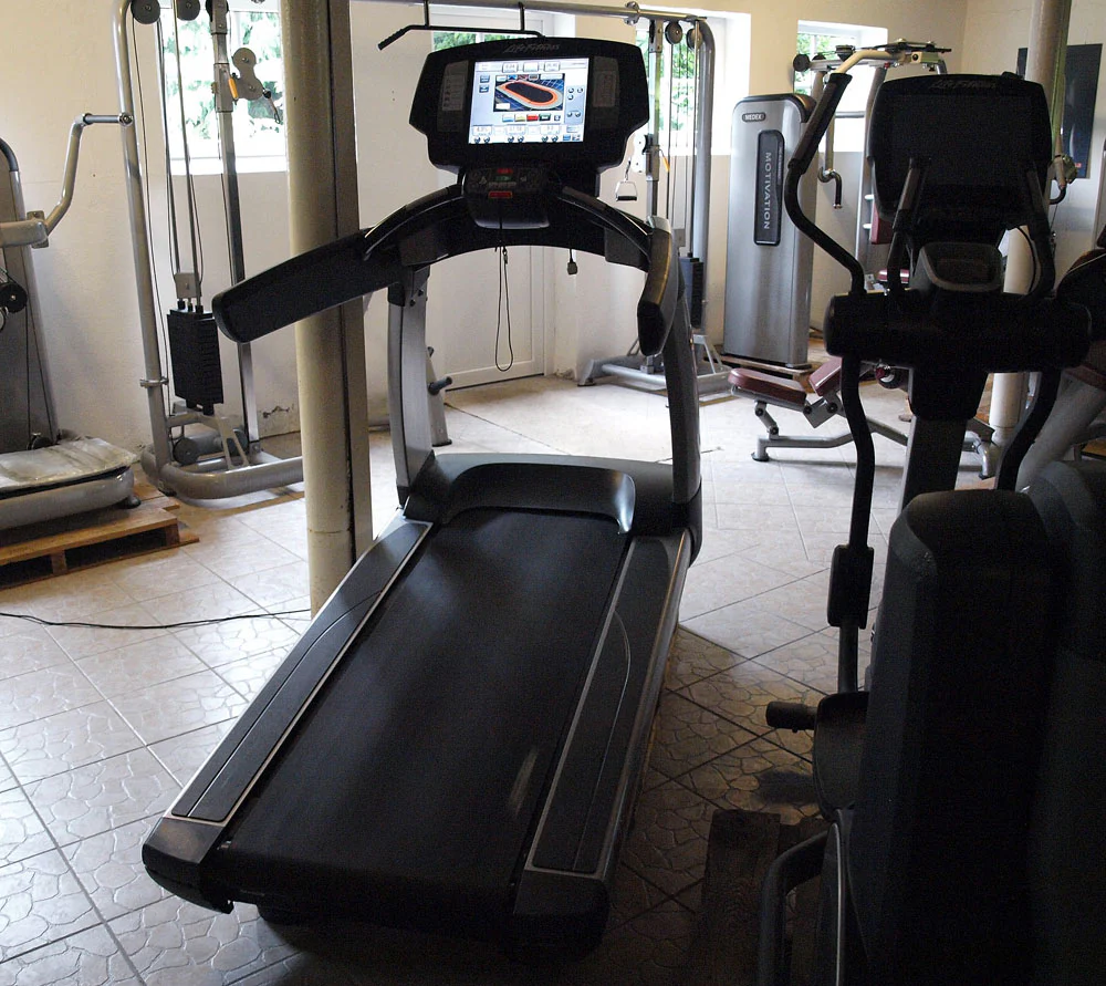 Life Fitness Laufband 95T - Elevation Series 95t - Engage 15" Touchscreen Konsole, gebraucht - überholter Zustand - Image 3