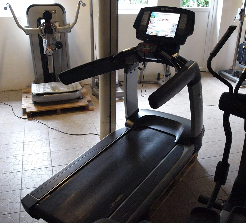 Life Fitness Laufband 95T - Elevation Series 95t - Engage 15" Touchscreen Konsole, gebraucht - überholter Zustand - Image 4