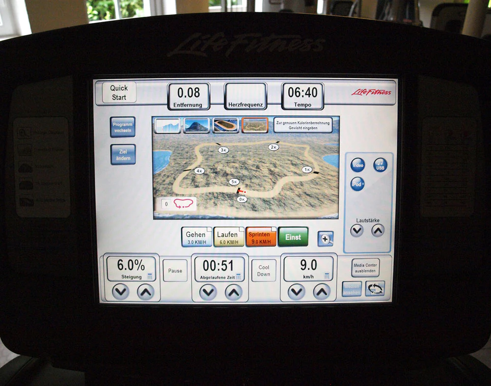 Life Fitness Laufband 95T - Elevation Series 95t - Engage 15" Touchscreen Konsole, gebraucht - überholter Zustand - Image 8