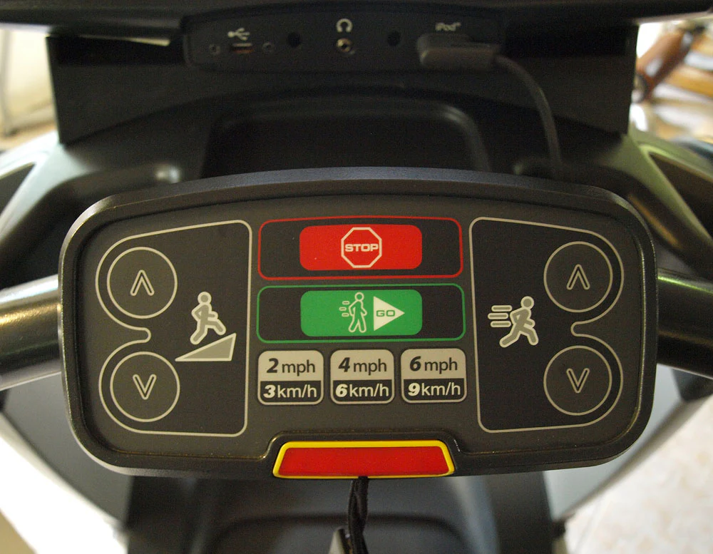 Life Fitness Laufband 95T - Elevation Series 95t - Engage 15" Touchscreen Konsole, gebraucht - überholter Zustand - Image 9