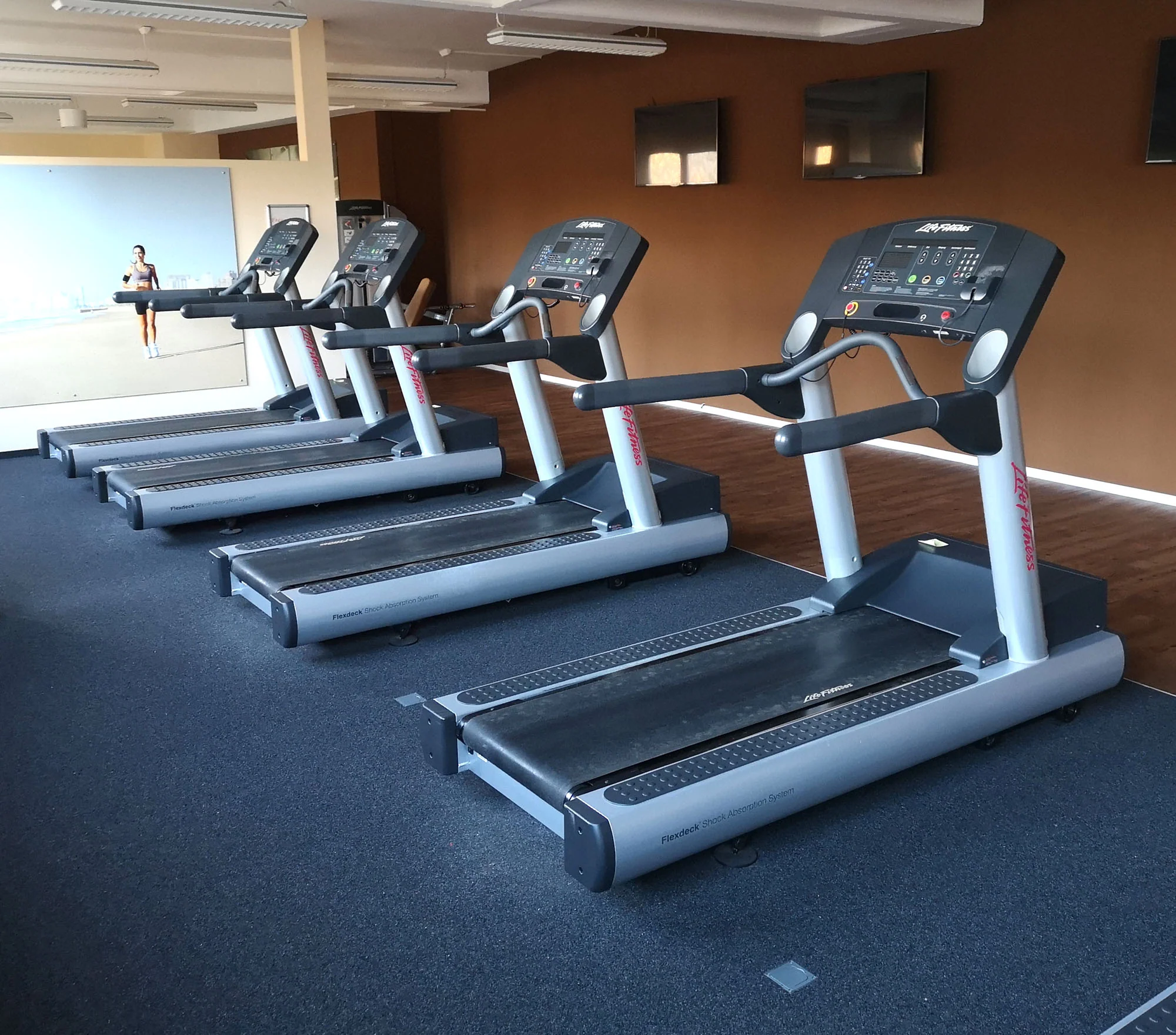Life Fitness Laufband 95T - Integrity Serie 95t - LED Display Konsole, gebraucht - überholter Zustand - Image 4