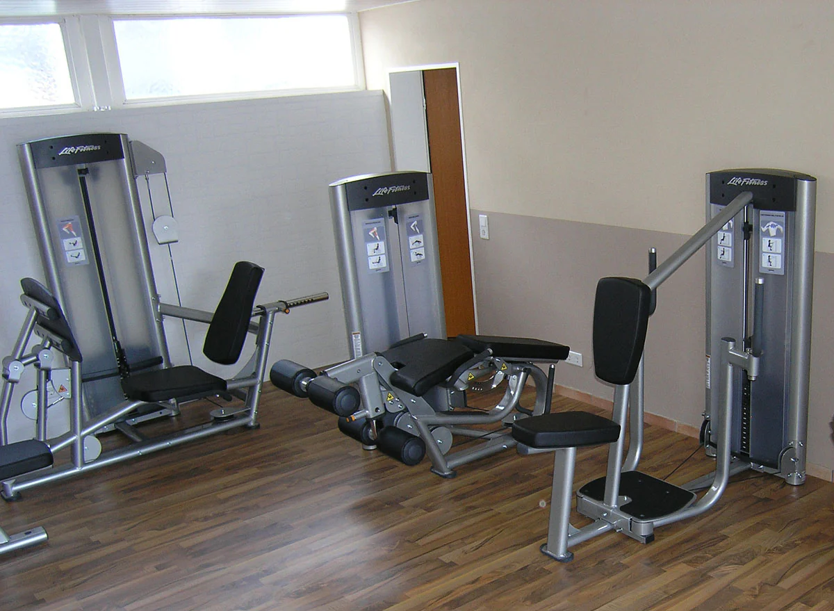 Life Fitness Optima Series - 2 in 1 Kombigeräte - 6 Kraftgeräte im Set, perfekt für Hotel, Firmenfitness, Verein oder kleiner Fitnessraum, gebraucht - Image 2