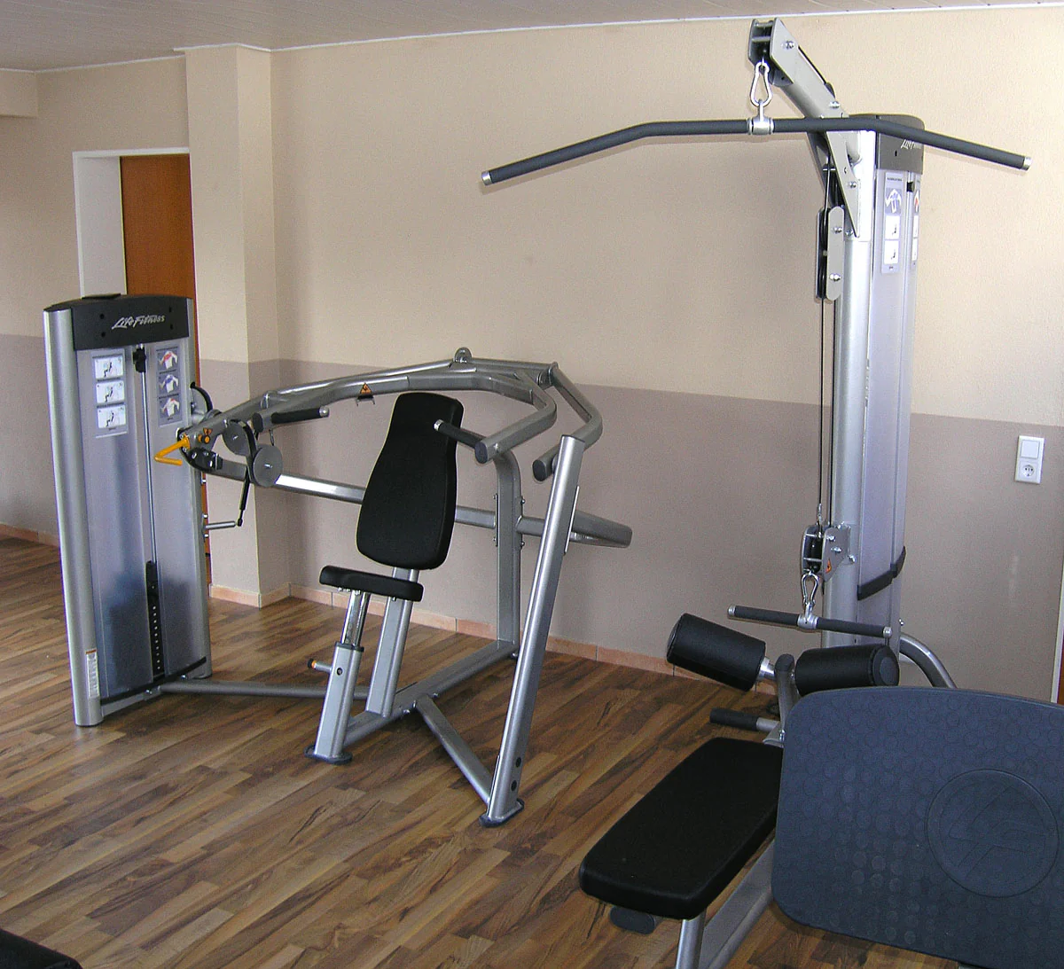 Life Fitness Optima Series - 2 in 1 Kombigeräte - 6 Kraftgeräte im Set, perfekt für Hotel, Firmenfitness, Verein oder kleiner Fitnessraum, gebraucht - Image 3