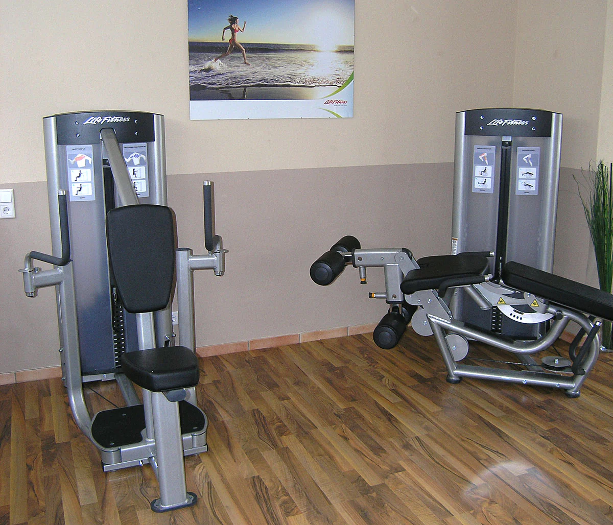 Life Fitness Optima Series - 2 in 1 Kombigeräte - 6 Kraftgeräte im Set, perfekt für Hotel, Firmenfitness, Verein oder kleiner Fitnessraum, gebraucht - Image 4