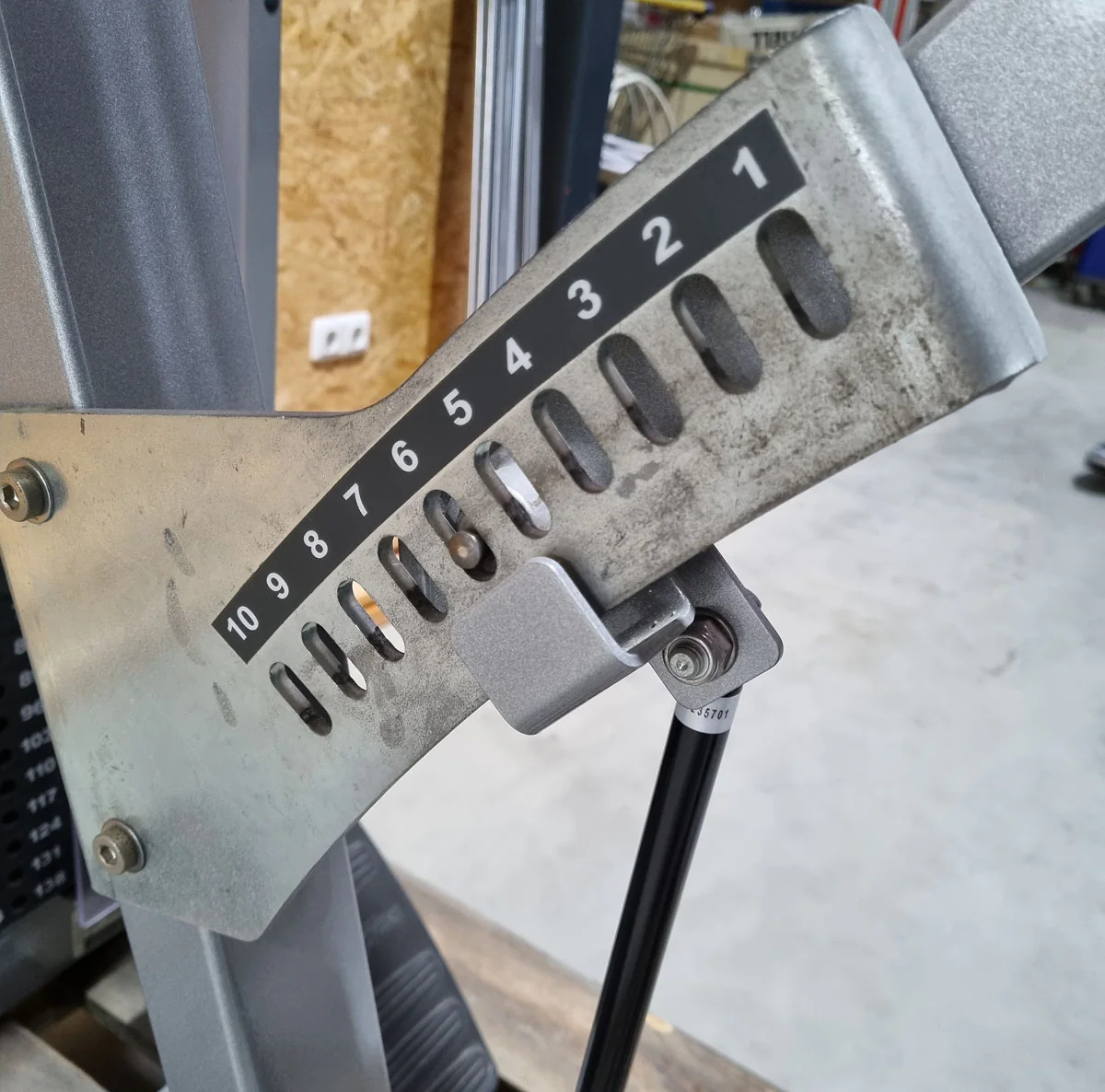 Life Fitness Rudern mit Bruststütze, Row, Pro2 Serie, Rahmenfarbe Silber, Polsterfarbe Rot, gebraucht - überholter Zustand - Image 9