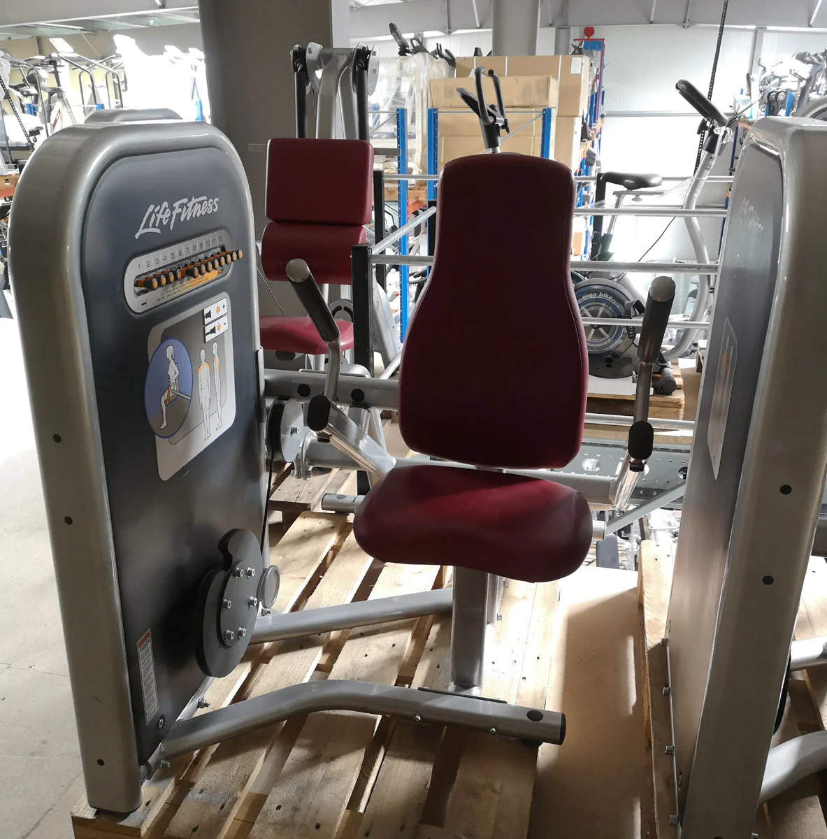 Life Fitness Zirkel mit 8 Fitnessgeräten, Circuit Series Set, Polster Rot, gebraucht - überholter Zustand - Image 3
