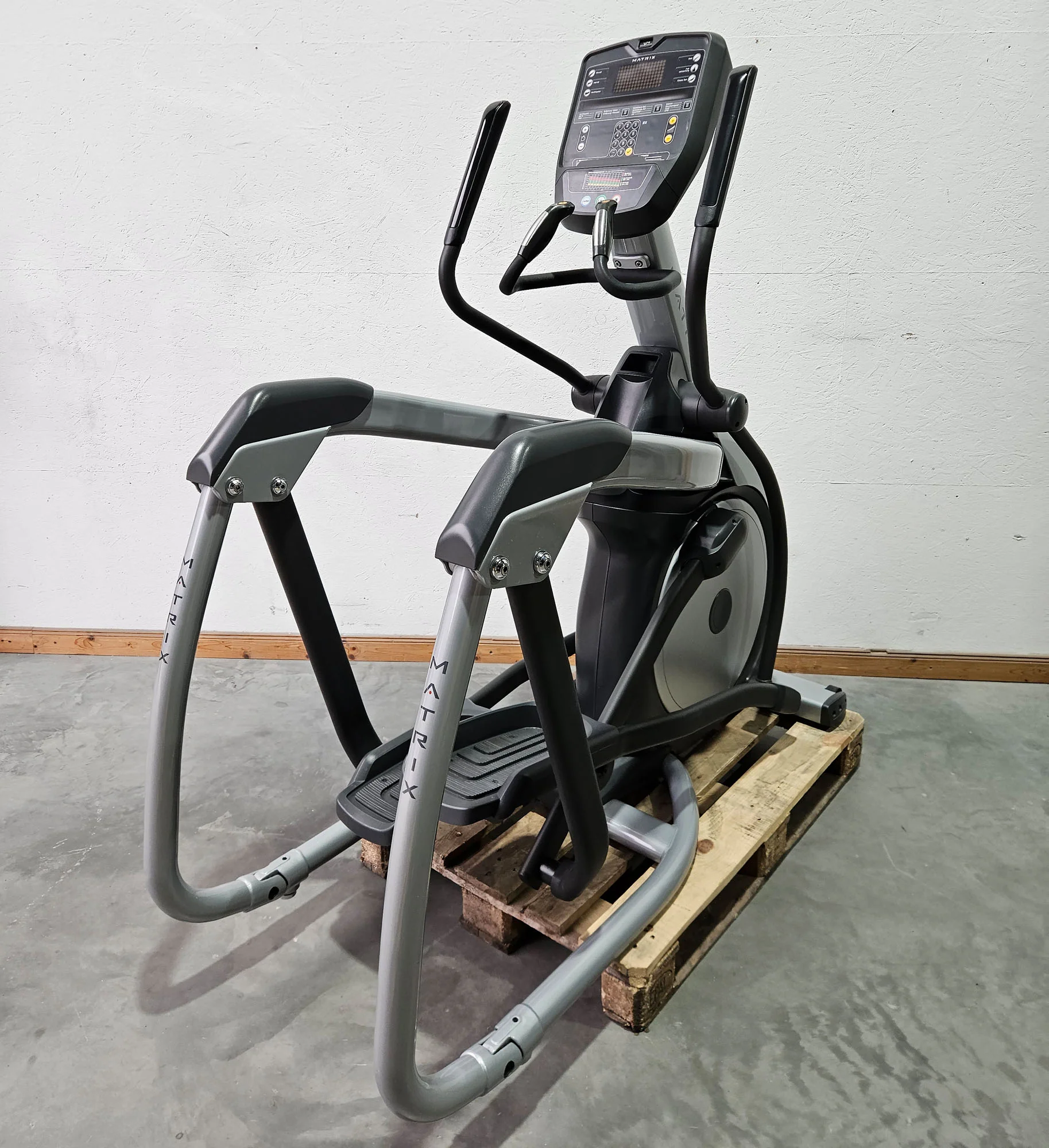 Matrix A3X bzw E3X Crosstrainer, Ascent Trainer, Suspension Elliptical Trainer, LED Display, Farbe Silber, gebraucht - überholter Zustand - Image 2
