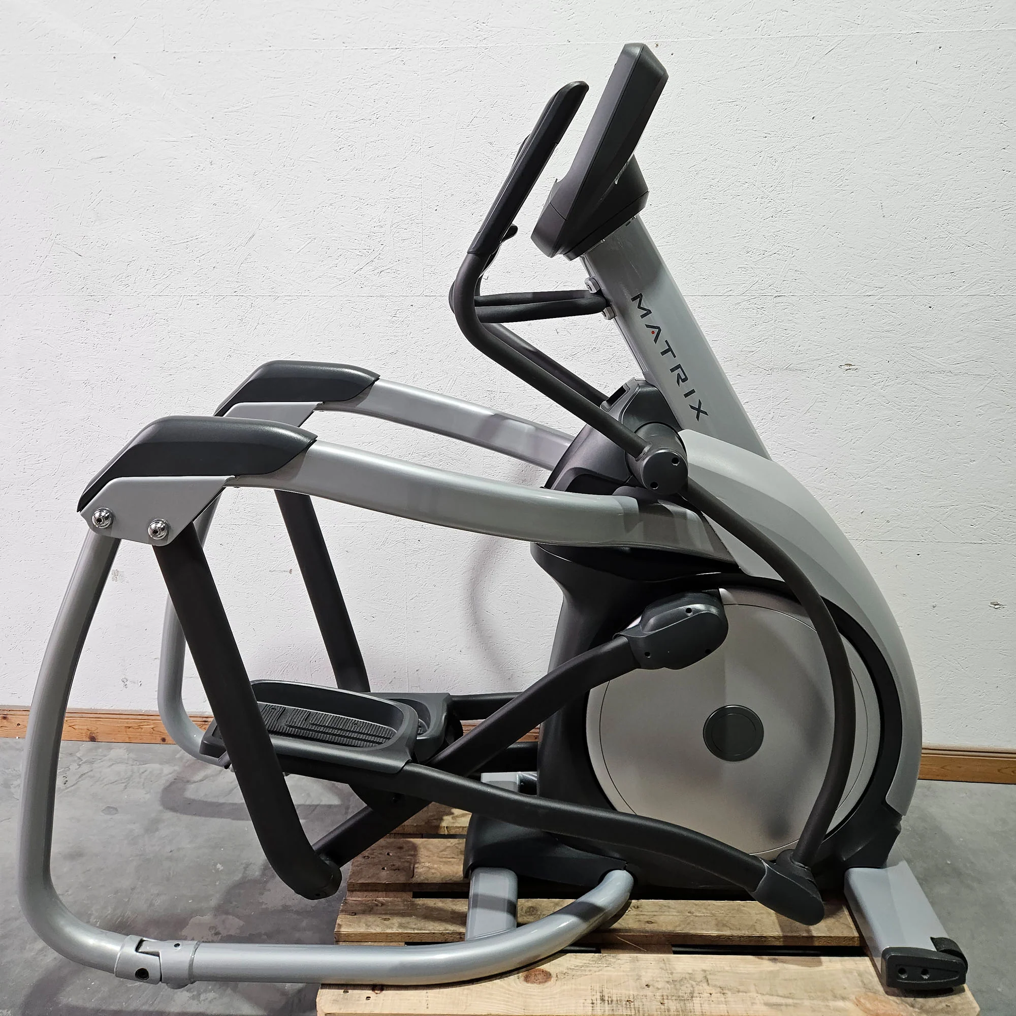 Matrix A3X bzw E3X Crosstrainer, Ascent Trainer, Suspension Elliptical Trainer, LED Display, Farbe Silber, gebraucht - überholter Zustand - Image 3
