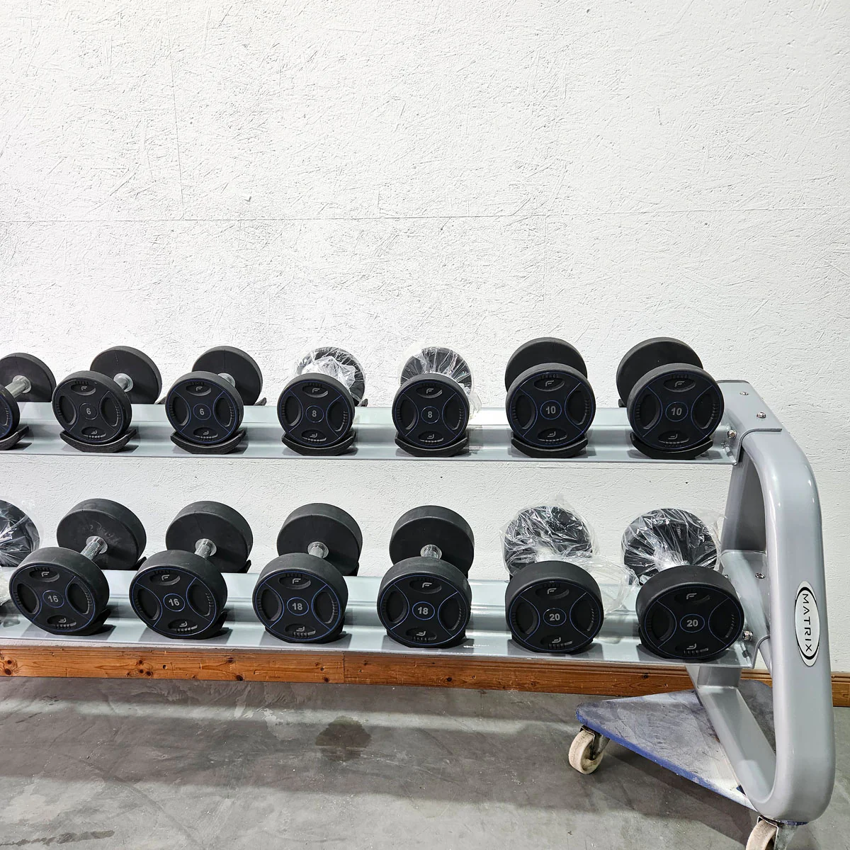 Matrix bzw Franziski Sport PU Polyurethan Kurzhantelsatz von 2 bis 20kg in 2kg Stufen ( 10 Paare ) Farbe Schwarz-Blau, inkl. Matrix Kurzhantelablage (sehr stabil), gebraucht - sehr guter Zustand - Image 3