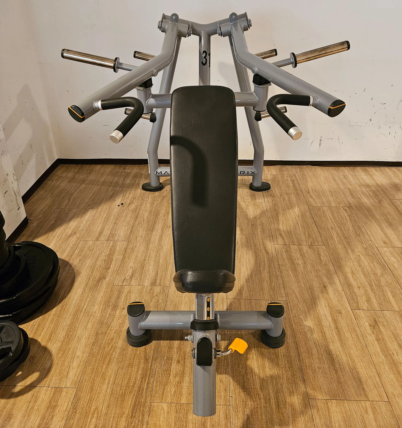 MATRIX Magnum Series Incline Bench Chest Press MG-PL14, Schrägbankdrückmaschine Plate loaded MG-A417, Rahmen Silber, gebraucht - überholter Zustand - Image 3