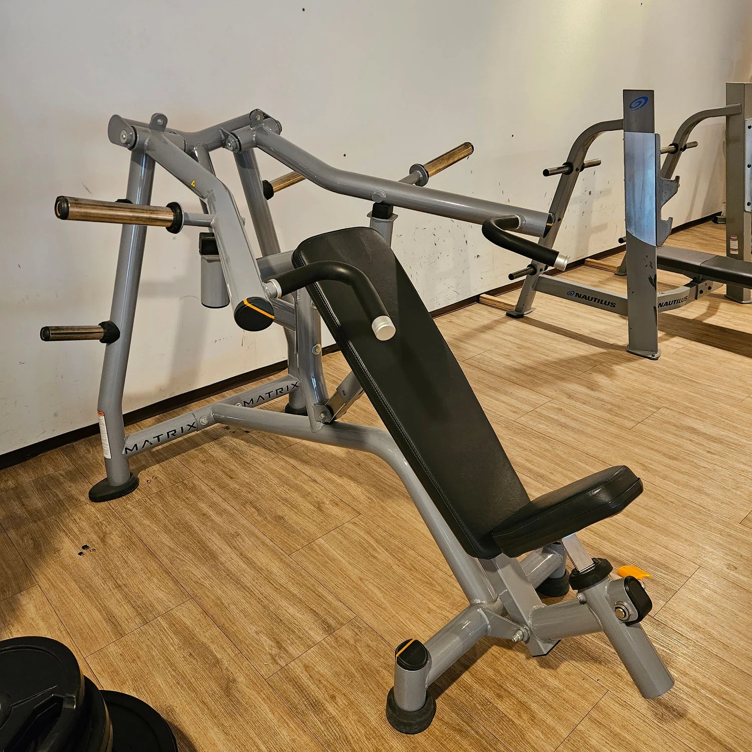 MATRIX Magnum Series Incline Bench Chest Press MG-PL14, Schrägbankdrückmaschine Plate loaded MG-A417, Rahmen Silber, gebraucht - überholter Zustand - Image 4