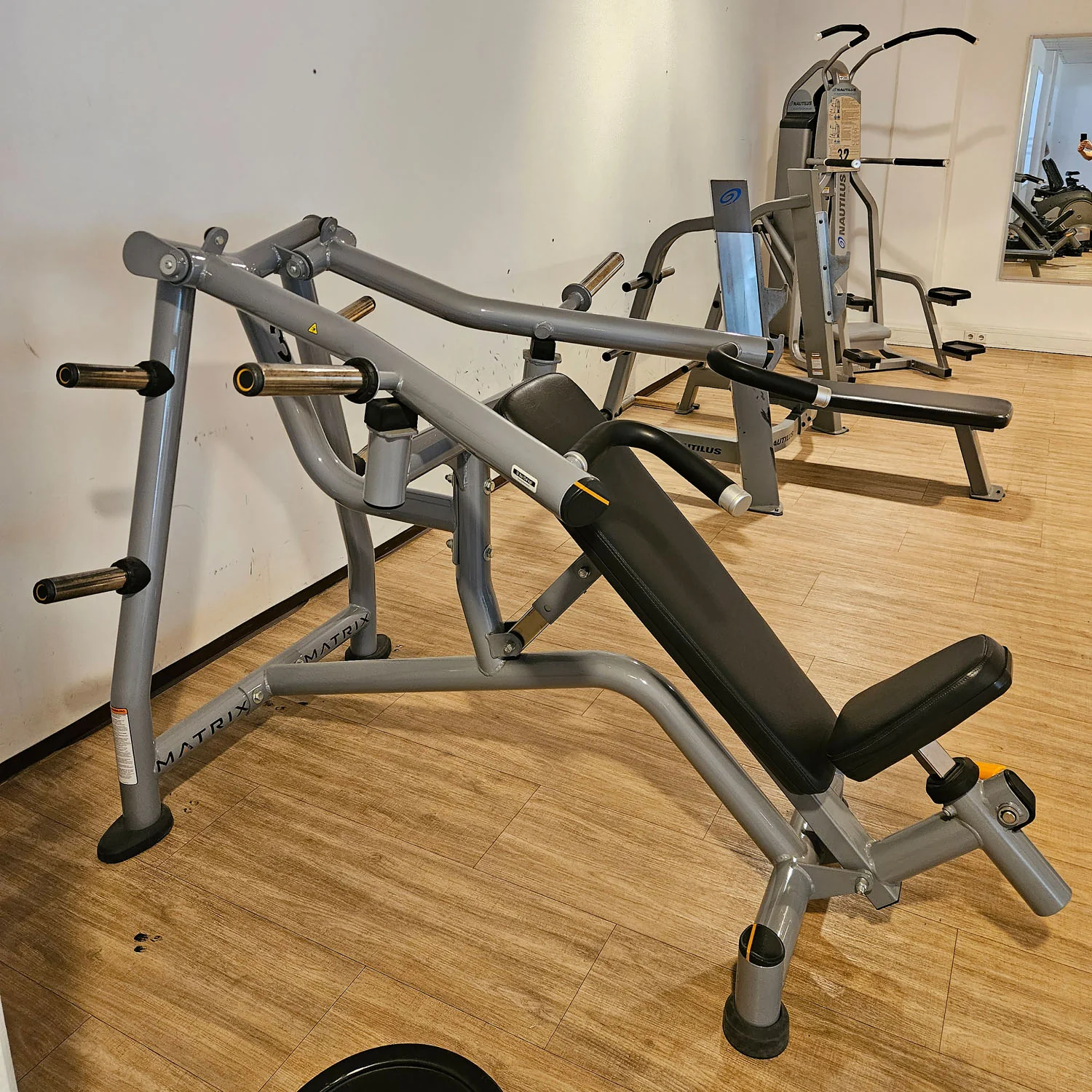 MATRIX Magnum Series Incline Bench Chest Press MG-PL14, Schrägbankdrückmaschine Plate loaded MG-A417, Rahmen Silber, gebraucht - überholter Zustand - Image 5