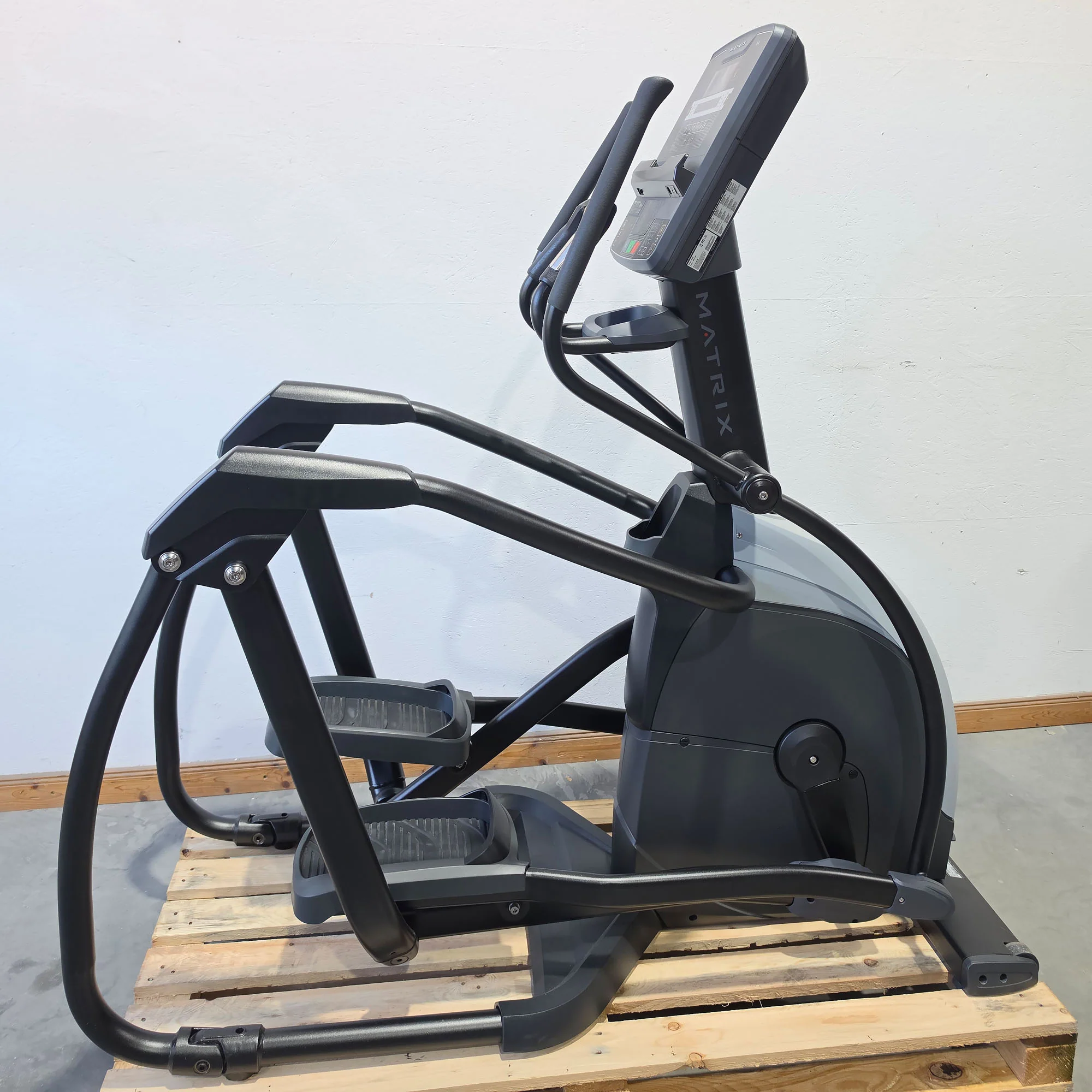Matrix MX Endurance Suspension Elliptical Crosstrainer, Ellipsentrainer E-ES-F, Baujahr 2024 - MX LED Console Display, Farbe Schwarz, gebraucht - Neuwertiger Zustand - Image 2