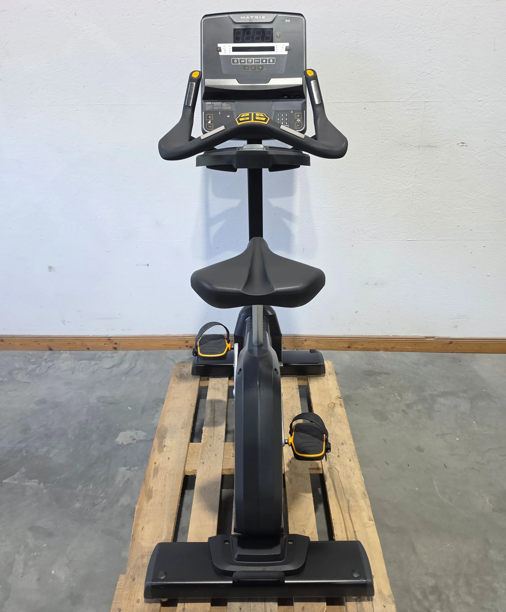 Matrix MX Performance Upright Cycle, Ergometer U-PS-F, Baujahr 2024 - MX LED Console Display, Farbe Schwarz, gebraucht - Neuwertiger Zustand - Image 2