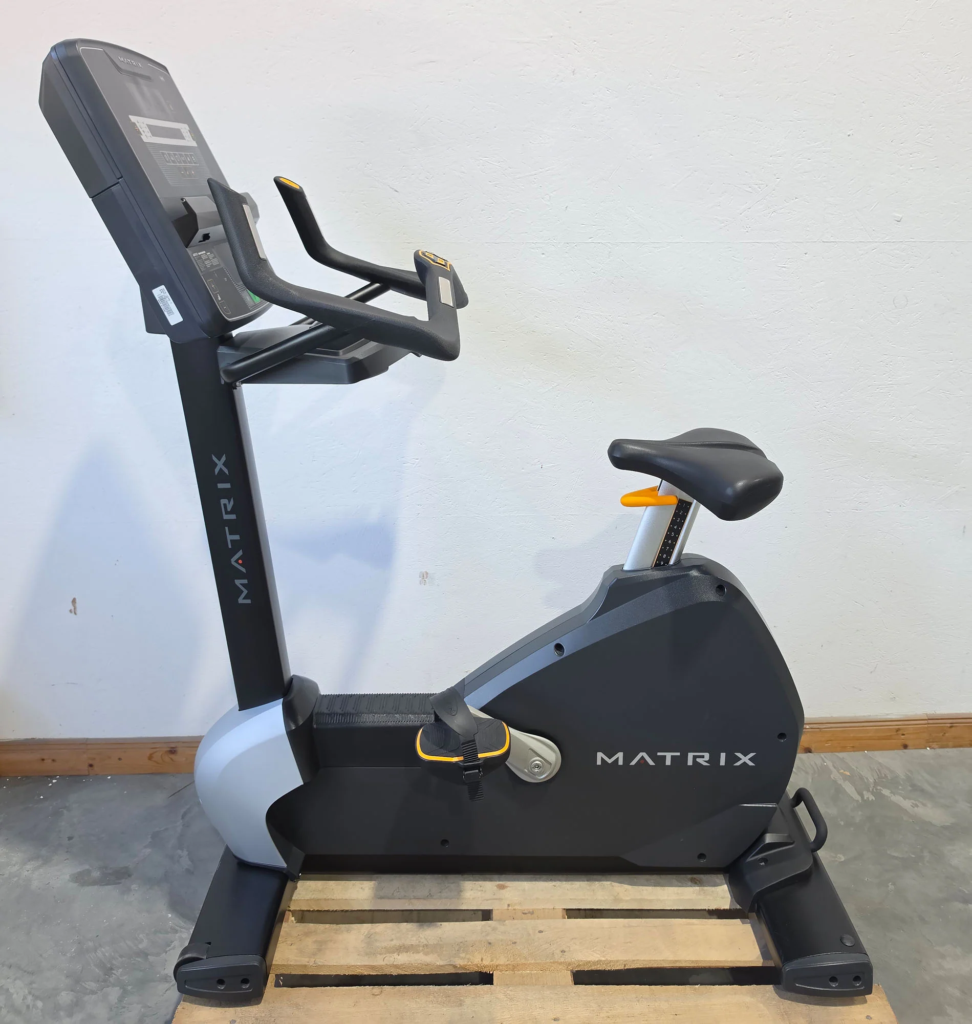 Matrix MX Performance Upright Cycle, Ergometer U-PS-F, Baujahr 2024 - MX LED Console Display, Farbe Schwarz, gebraucht - Neuwertiger Zustand - Image 3