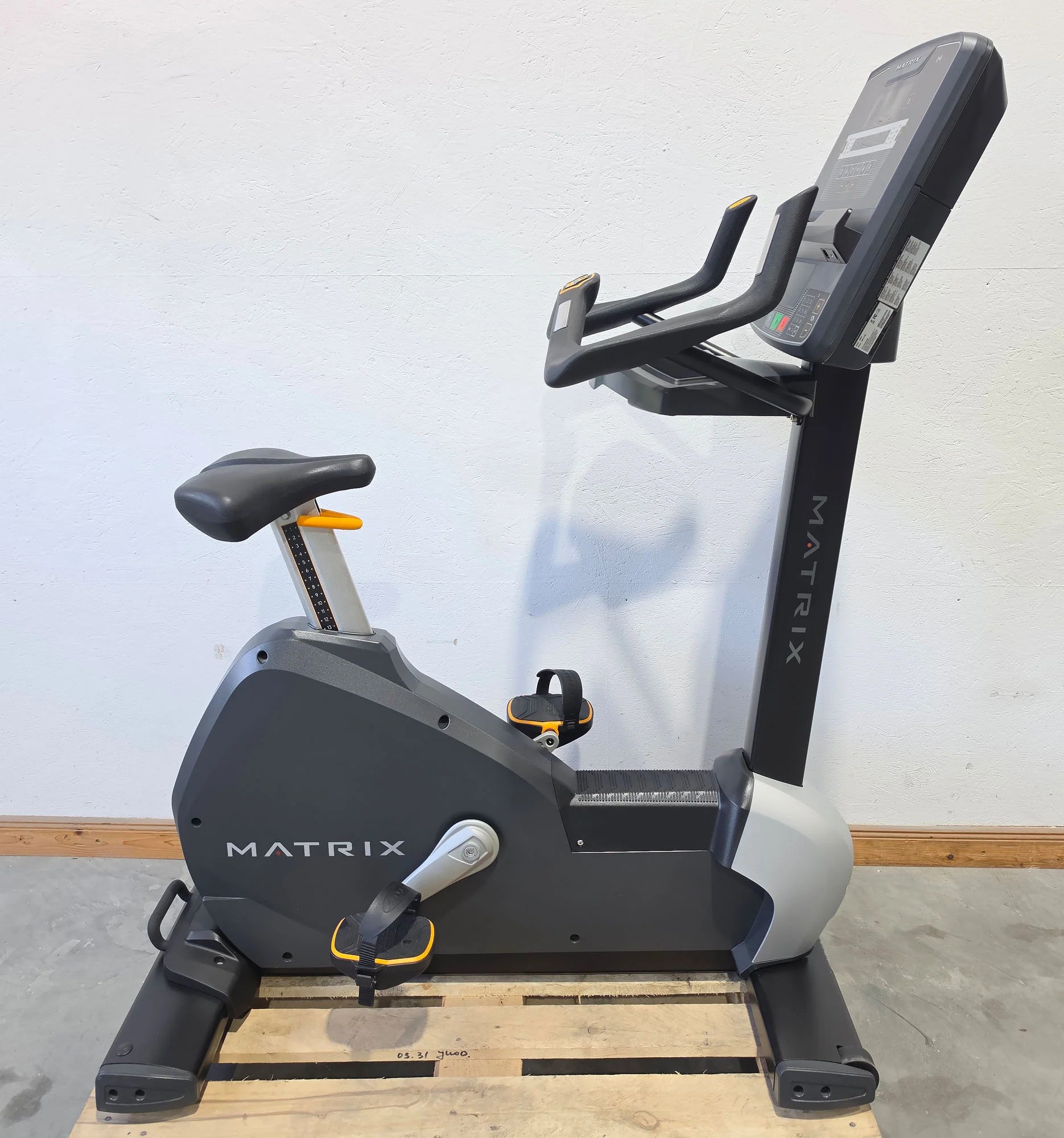 Matrix MX Performance Upright Cycle, Ergometer U-PS-F, Baujahr 2024 - MX LED Console Display, Farbe Schwarz, gebraucht - Neuwertiger Zustand - Image 5