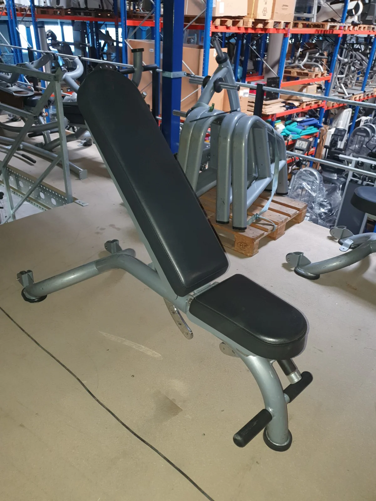 Matrix Universalbank verstellbar, Hantelbank ohne Ablage, Multi-Adjustable Bench, Rahmenfarbe Silber, Polsterfarbe Schwarz, gebraucht - Image 2