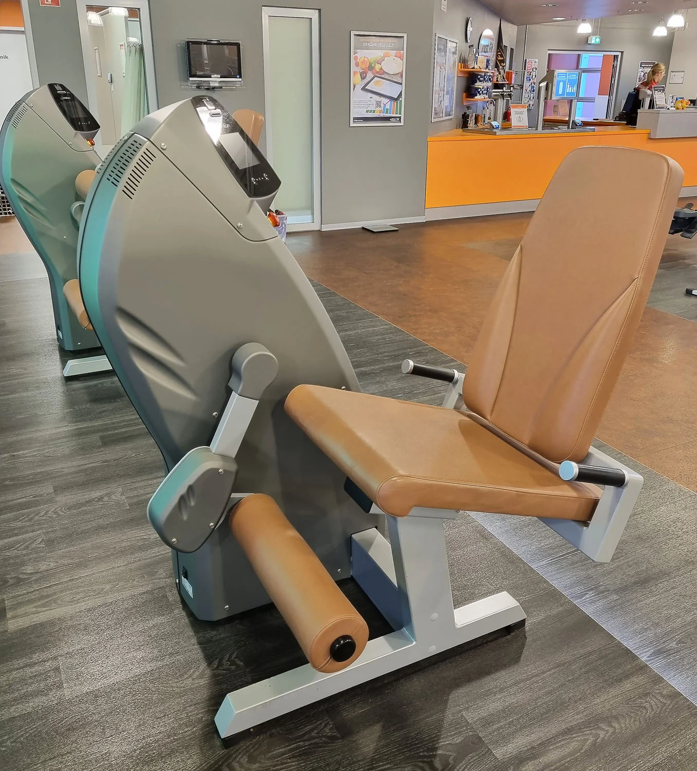 Milon 8er PREMIUM Kraft Zirkel, Baujahr 2017, Gehäuse in Anthrazit Stone, Polster Braun, inkl. LED Ampel, Top Zustand, gebraucht - überholt und Neuwertig - Image 9
