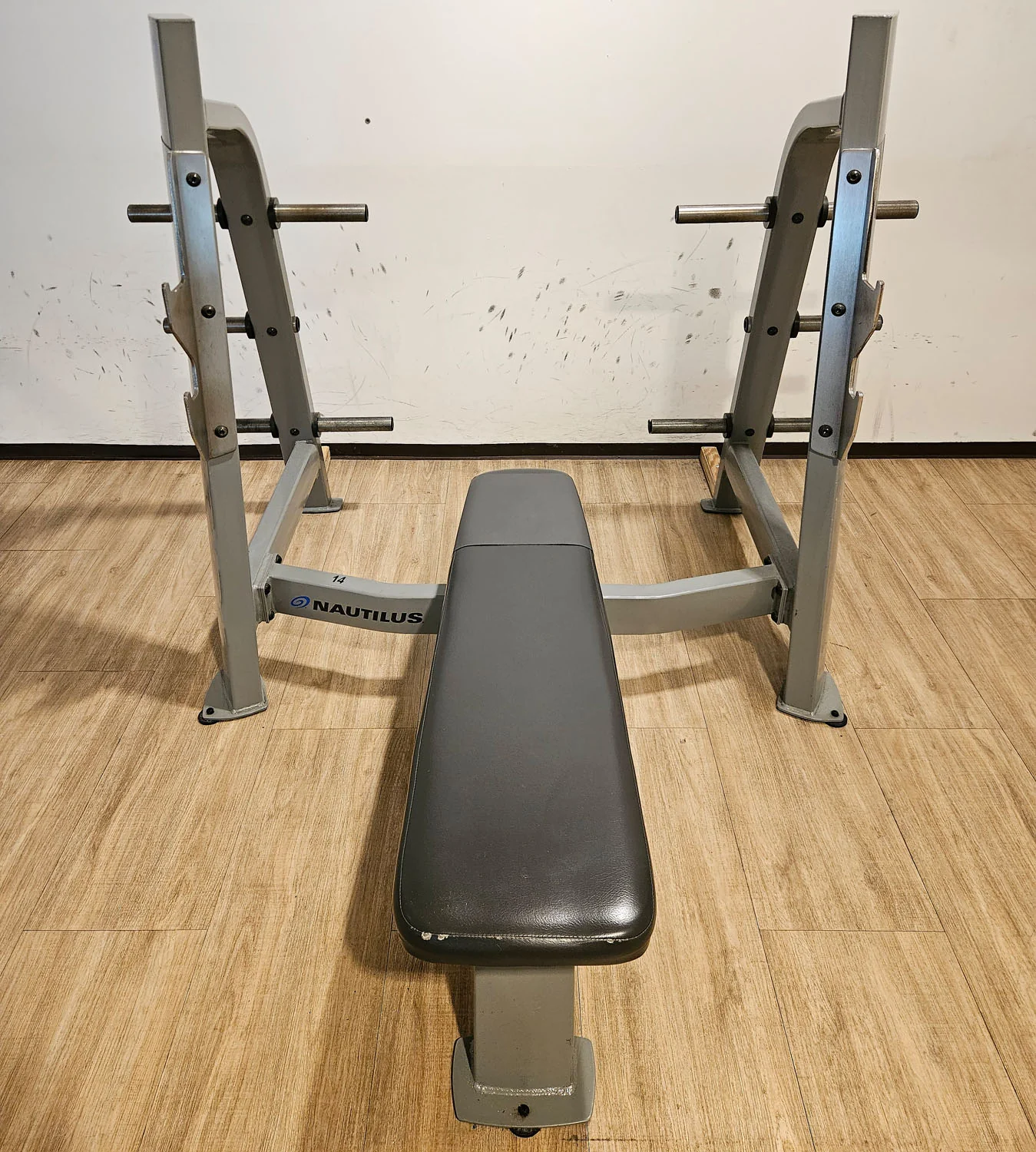 Nautilus Flachdrückerbank, Olympic Flat Bench, Bankdrückbank Flach mit Ablagen, sehr stabil, Rahmebfarbe Silber, gebraucht - überholter Zustand - Image 2