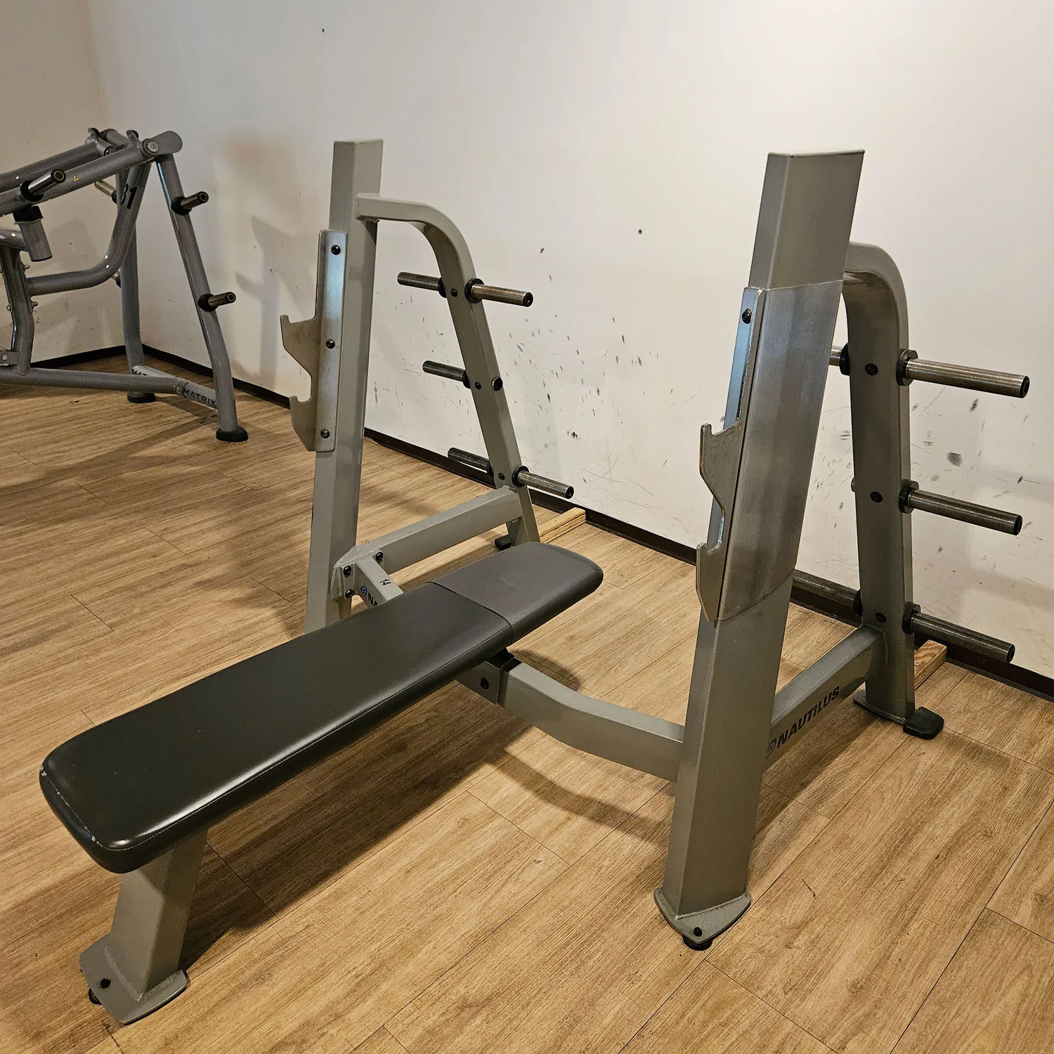 Nautilus Flachdrückerbank, Olympic Flat Bench, Bankdrückbank Flach mit Ablagen, sehr stabil, Rahmebfarbe Silber, gebraucht - überholter Zustand - Image 3