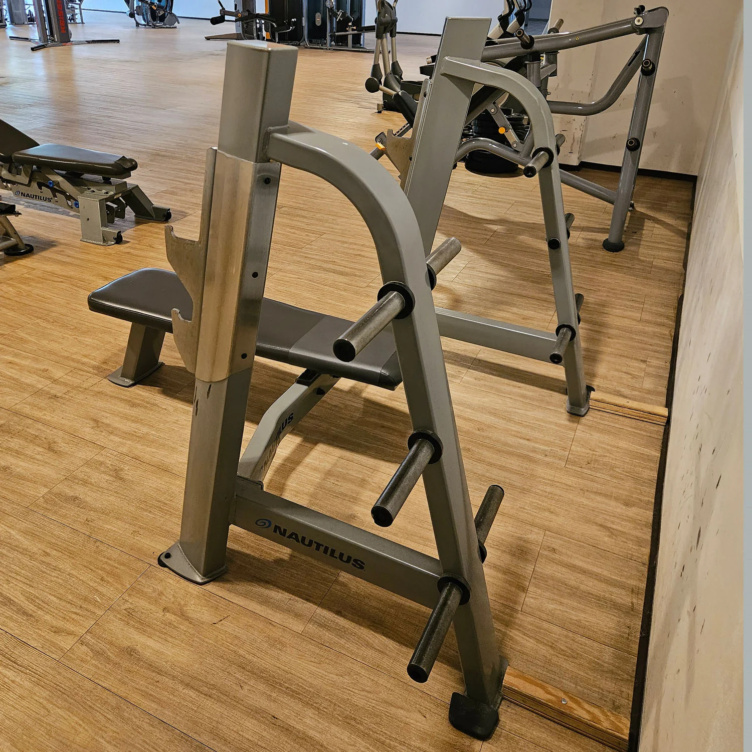 Nautilus Flachdrückerbank, Olympic Flat Bench, Bankdrückbank Flach mit Ablagen, sehr stabil, Rahmebfarbe Silber, gebraucht - überholter Zustand - Image 4