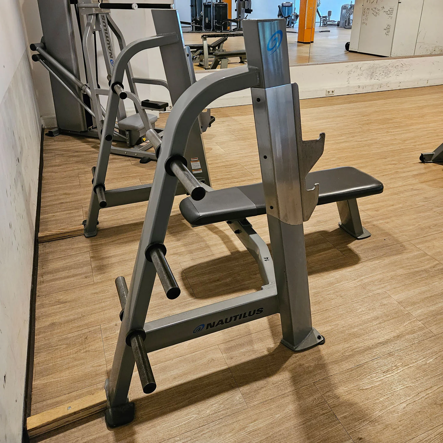 Nautilus Flachdrückerbank, Olympic Flat Bench, Bankdrückbank Flach mit Ablagen, sehr stabil, Rahmebfarbe Silber, gebraucht - überholter Zustand - Image 5