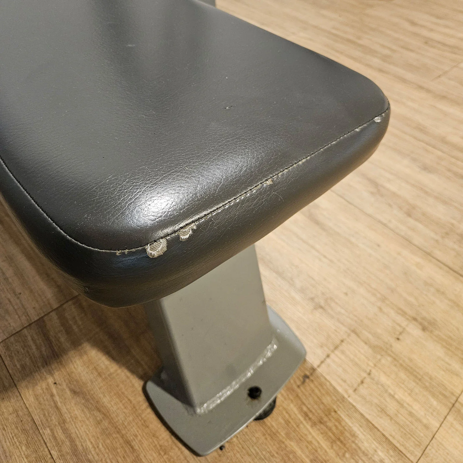 Nautilus Flachdrückerbank, Olympic Flat Bench, Bankdrückbank Flach mit Ablagen, sehr stabil, Rahmebfarbe Silber, gebraucht - überholter Zustand - Image 6