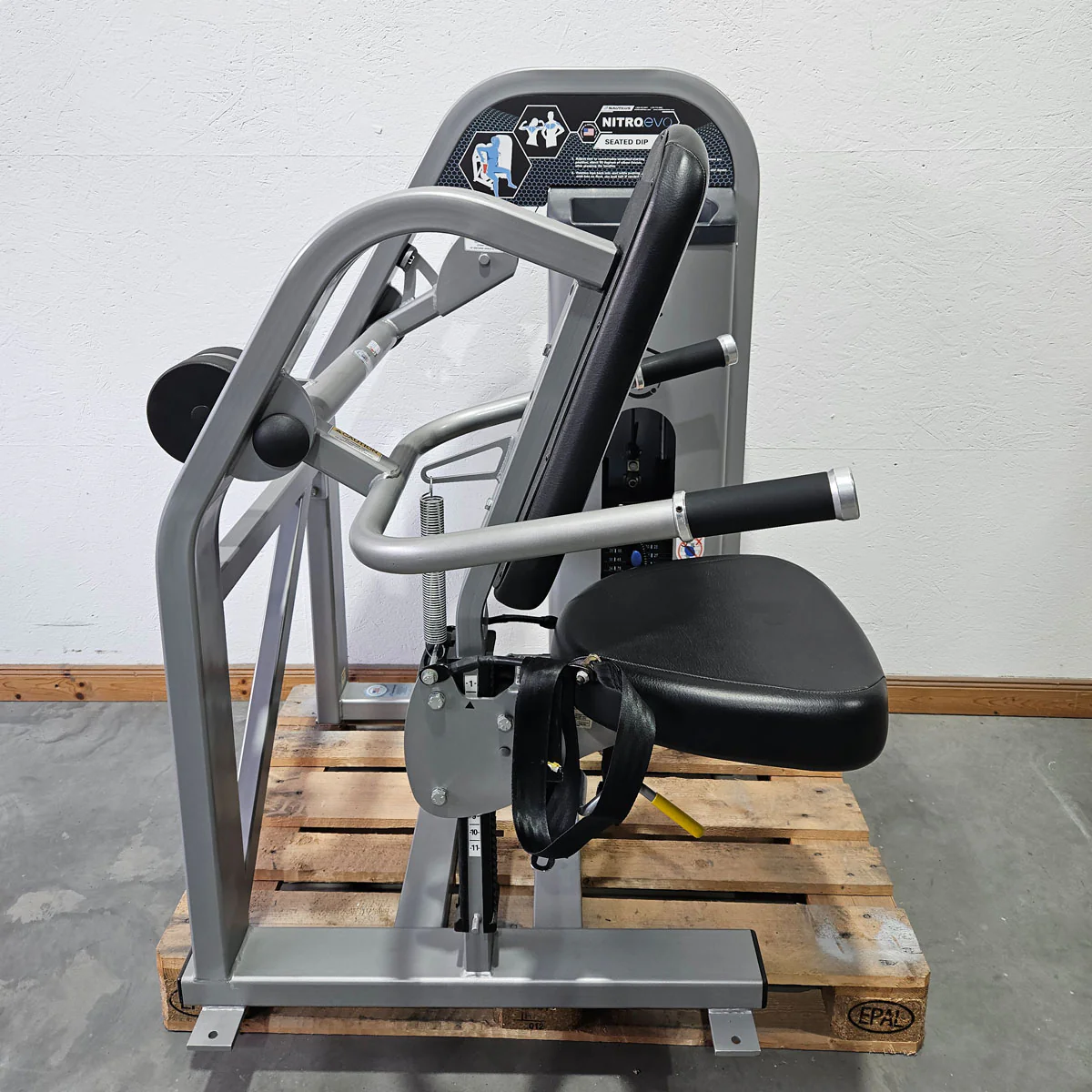 Nautilus Nitro EVO Seated Dip Machine, Dips Trizepsmaschine, Armstrecker Stützstemme, Rahmenfarbe Silber, gebraucht - überholter Zustand - Image 5