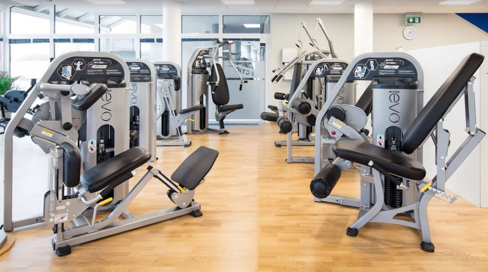 Nautilus Nitro EVO und Plus Serie - Kraftgeräte Set - 23 Fitnessgeräte und 3 Bänke im Set - gebraucht - TOP Zustand - Image 3