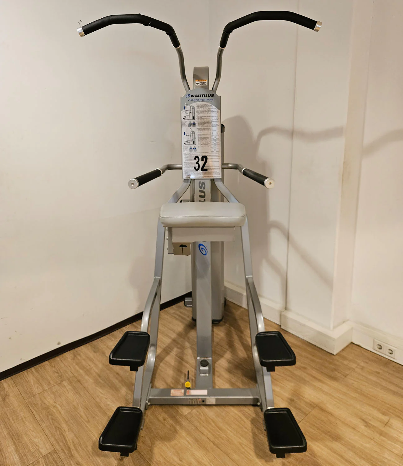 Nautilus Nitro Gravitron Plus, Dip & Klimmzugmaschine mit Gewichtsunterstützung, Assisted Chin-up and Dip Machine, Rahmen Silber, gebraucht - überholter Zustand - Image 2