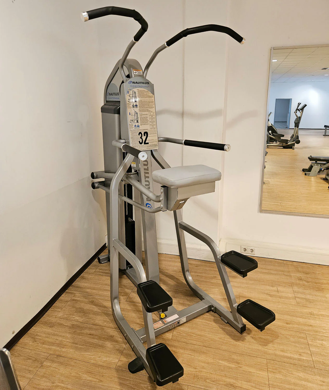 Nautilus Nitro Gravitron Plus, Dip & Klimmzugmaschine mit Gewichtsunterstützung, Assisted Chin-up and Dip Machine, Rahmen Silber, gebraucht - überholter Zustand - Image 3