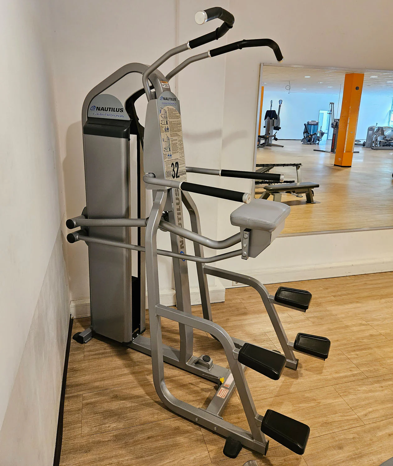 Nautilus Nitro Gravitron Plus, Dip & Klimmzugmaschine mit Gewichtsunterstützung, Assisted Chin-up and Dip Machine, Rahmen Silber, gebraucht - überholter Zustand - Image 4