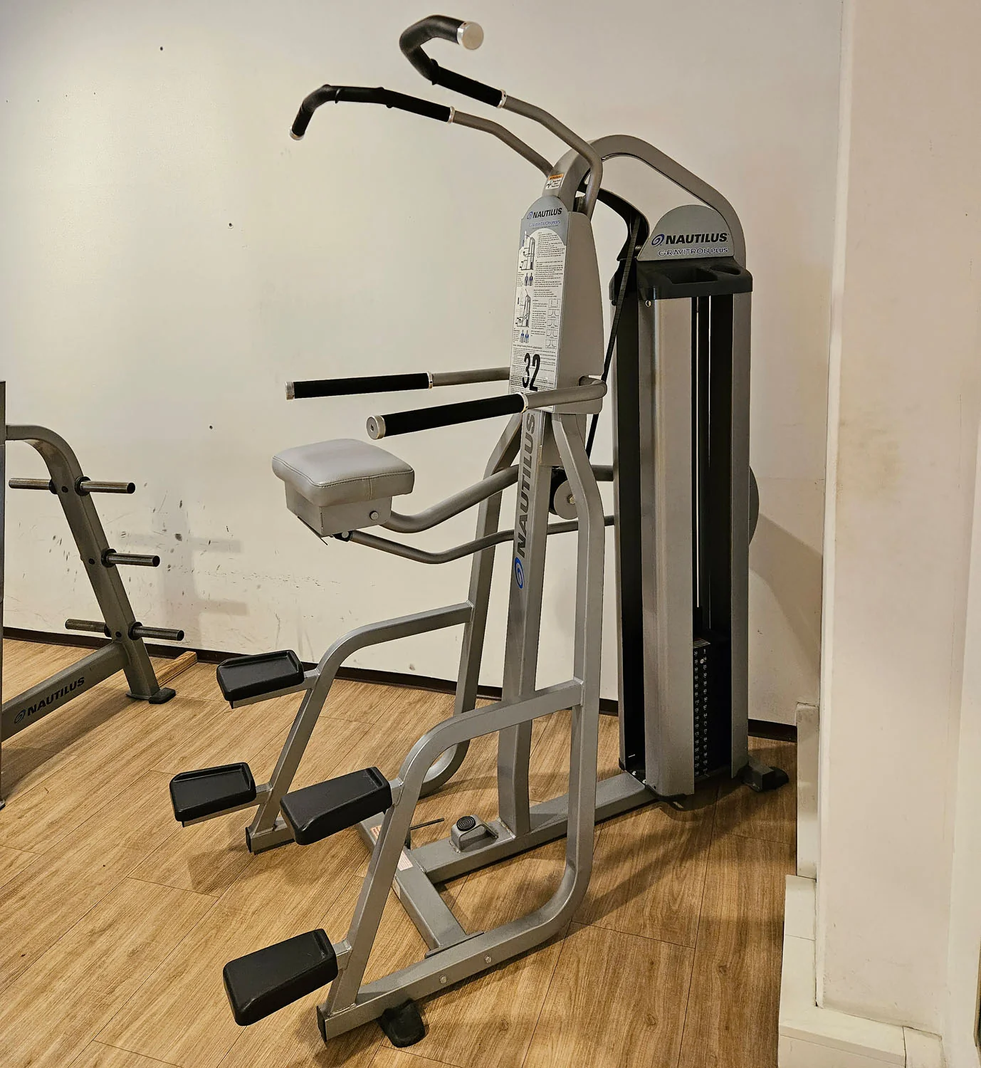 Nautilus Nitro Gravitron Plus, Dip & Klimmzugmaschine mit Gewichtsunterstützung, Assisted Chin-up and Dip Machine, Rahmen Silber, gebraucht - überholter Zustand - Image 5
