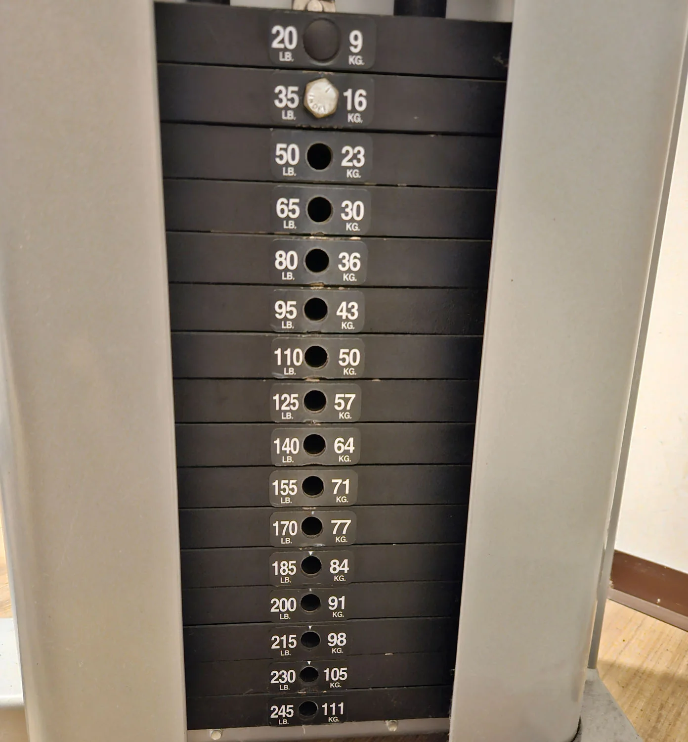 Nautilus Nitro Gravitron Plus, Dip & Klimmzugmaschine mit Gewichtsunterstützung, Assisted Chin-up and Dip Machine, Rahmen Silber, gebraucht - überholter Zustand - Image 7