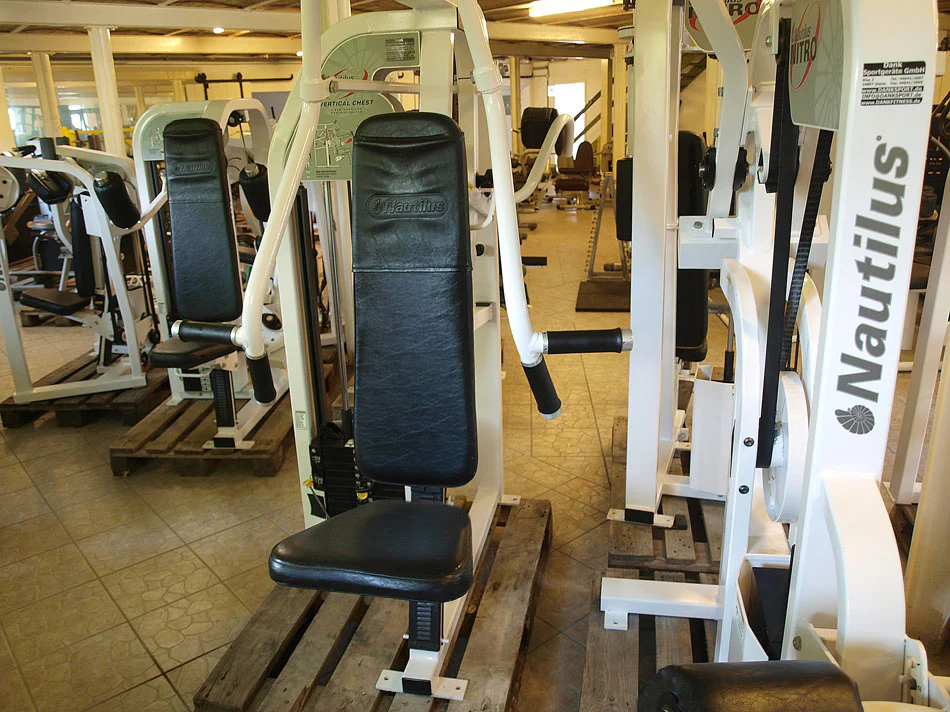 Nautilus Nitro Serie, Kraftgerätepark, 13 Fitnessstudio Geräte, Weiß, gebraucht - Image 6