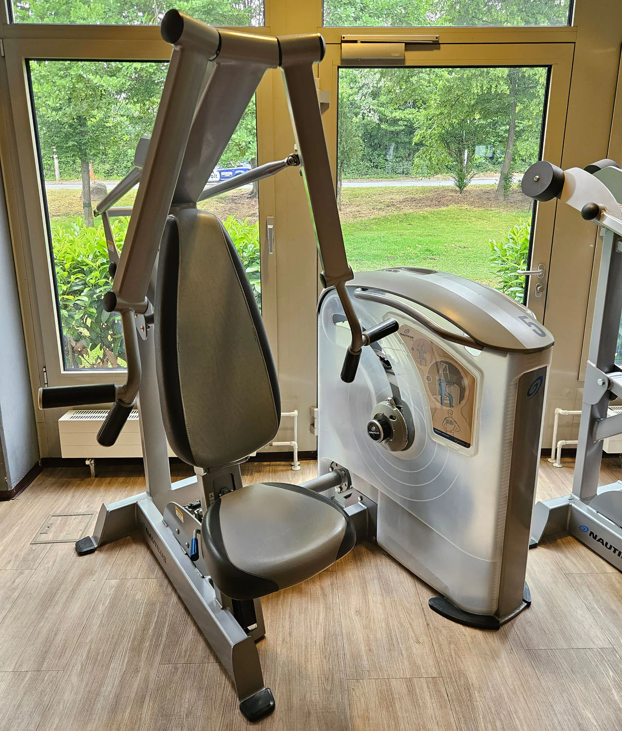 Nautilus ONE Chest Press, Brustpresse, Bankdrückmaschine, Bench Press Machine, Model S6CP, Rahmenfarbe Silber, gebraucht - überholter Zustand - Image 2