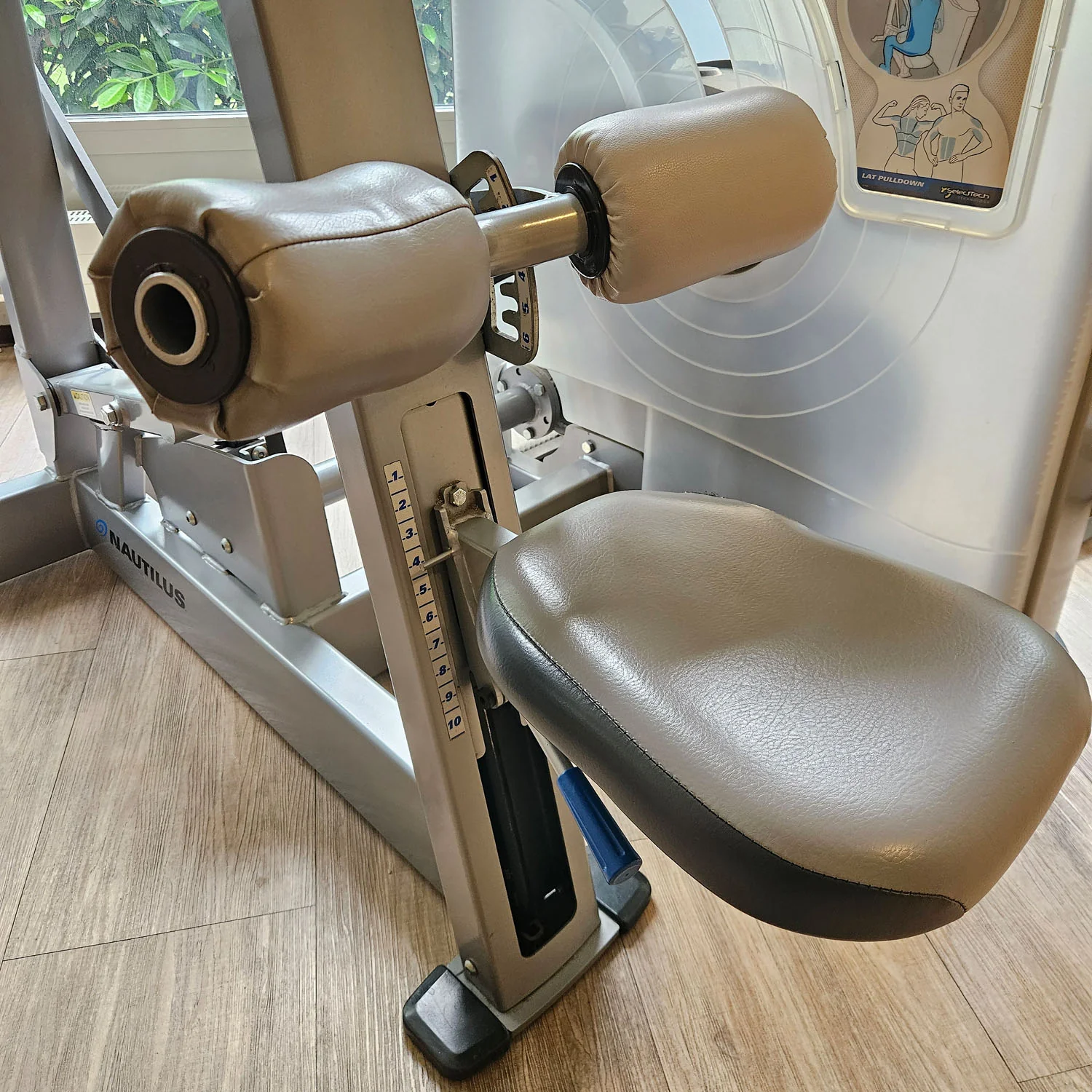 Nautilus ONE Lat Pulldown, Latzug von Oben, Model S6LATP, drehbare Griffe, Rahmenfarbe Silber, gebraucht - überholter Zustand - Image 11