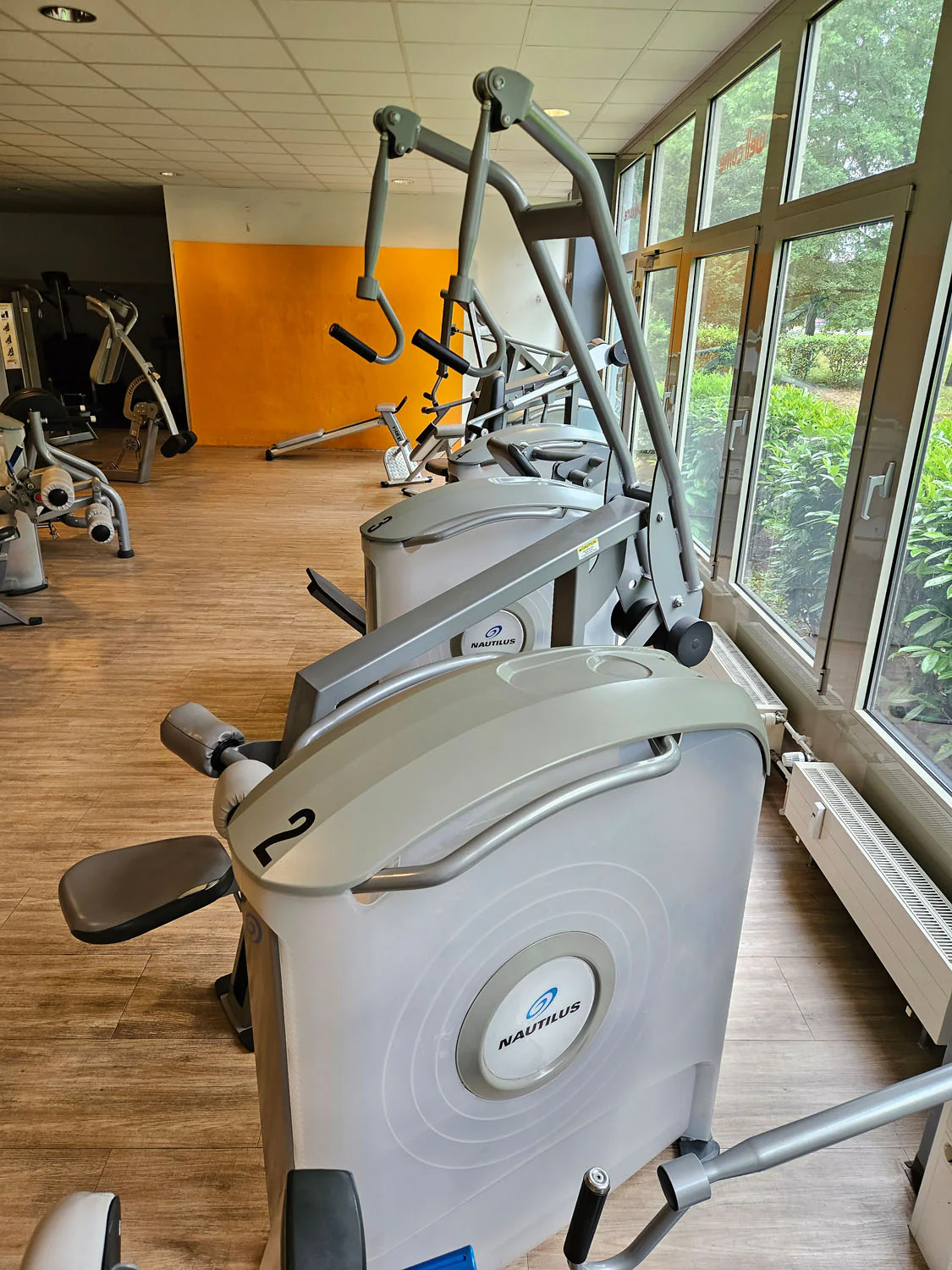 Nautilus ONE Lat Pulldown, Latzug von Oben, Model S6LATP, drehbare Griffe, Rahmenfarbe Silber, gebraucht - überholter Zustand - Image 5