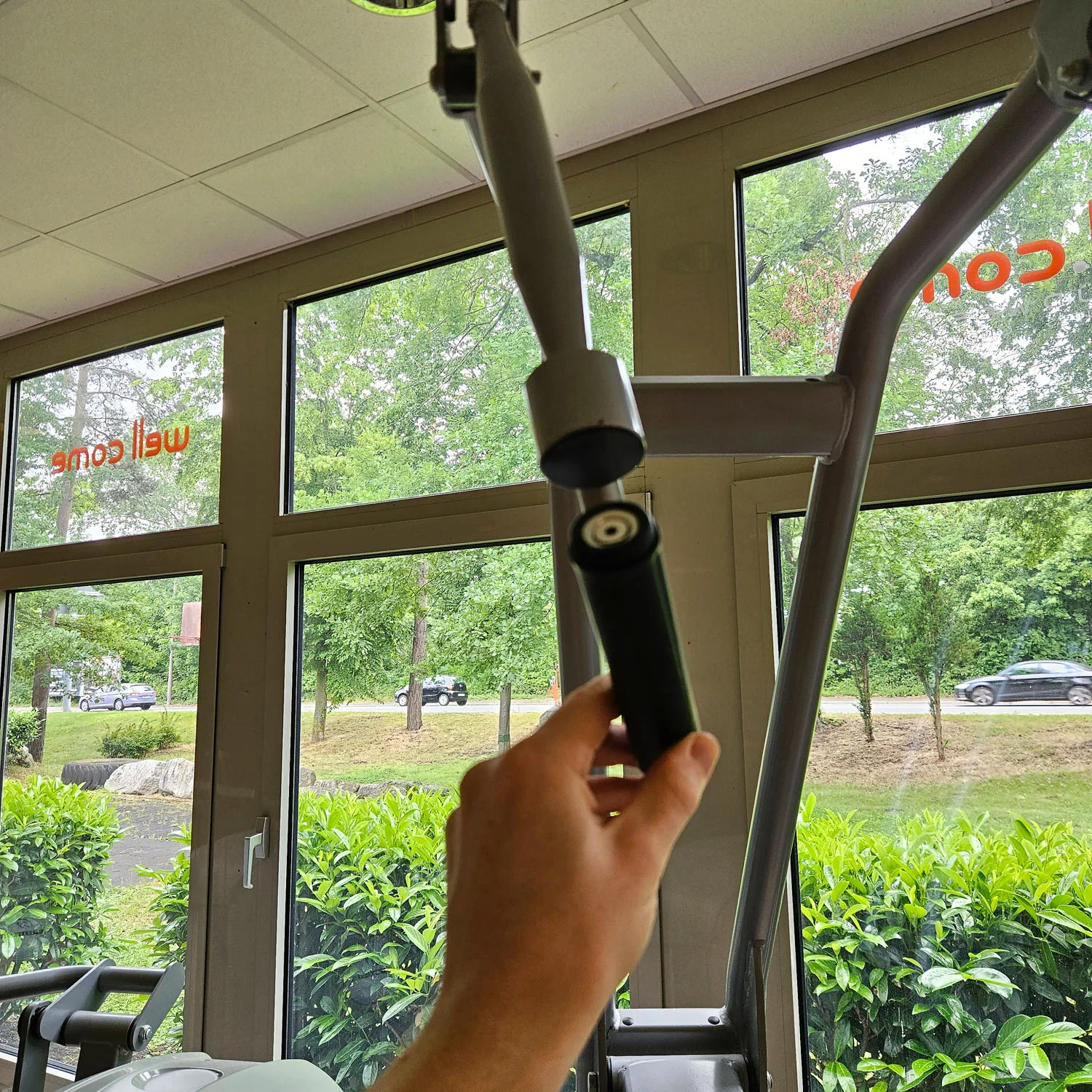 Nautilus ONE Lat Pulldown, Latzug von Oben, Model S6LATP, drehbare Griffe, Rahmenfarbe Silber, gebraucht - überholter Zustand - Image 9