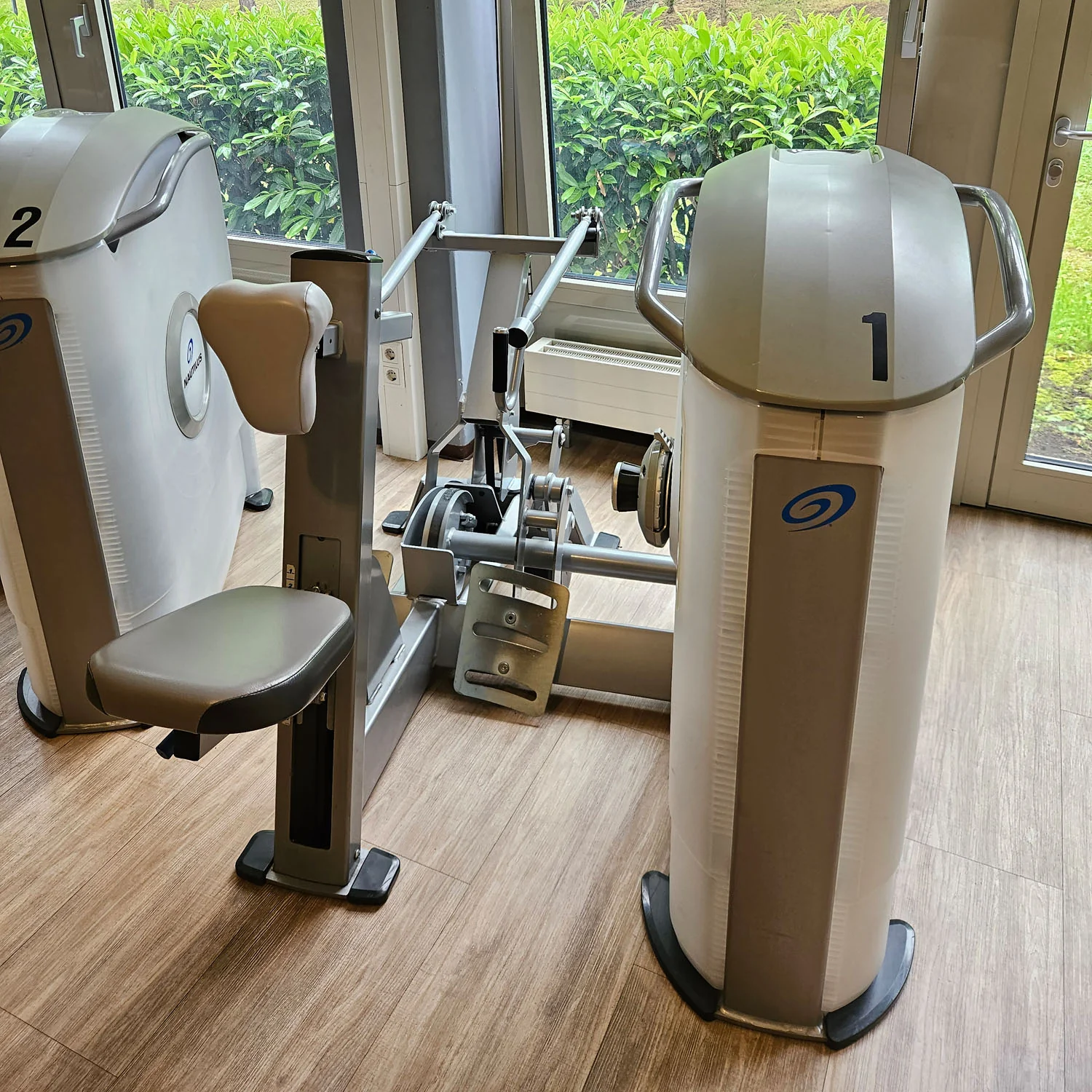 Nautilus ONE Row, Rudermaschine mit Bruststütze, Lat-Rudern, Model S6MR, drehbare Griffe, Rahmenfarbe Silber, gebraucht - überholter Zustand - Image 2