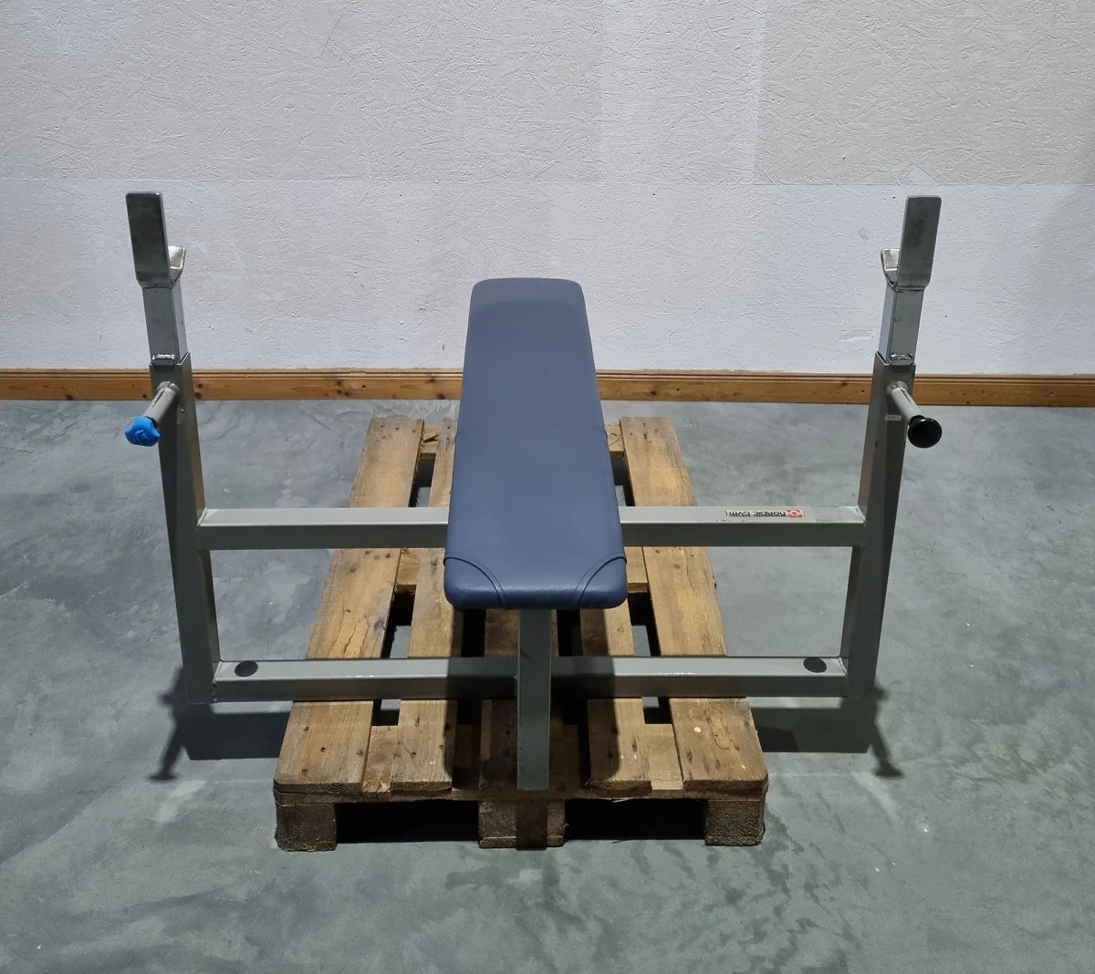 Nordic Gym Olympia Flachdrückerbank, Olympic Flat Bench, Bankdrückbank Flach mit Ablagen für Bankdrücken, Rahmebfarbe Grau, gebraucht - überholter Zustand - Image 2