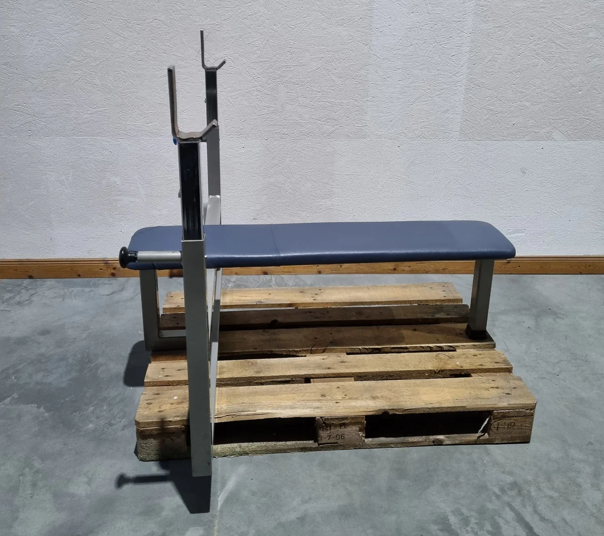 Nordic Gym Olympia Flachdrückerbank, Olympic Flat Bench, Bankdrückbank Flach mit Ablagen für Bankdrücken, Rahmebfarbe Grau, gebraucht - überholter Zustand - Image 3