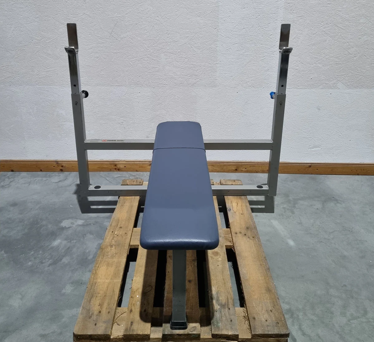 Nordic Gym Olympia Flachdrückerbank, Olympic Flat Bench, Bankdrückbank Flach mit Ablagen für Bankdrücken, Rahmebfarbe Grau, gebraucht - überholter Zustand - Image 4