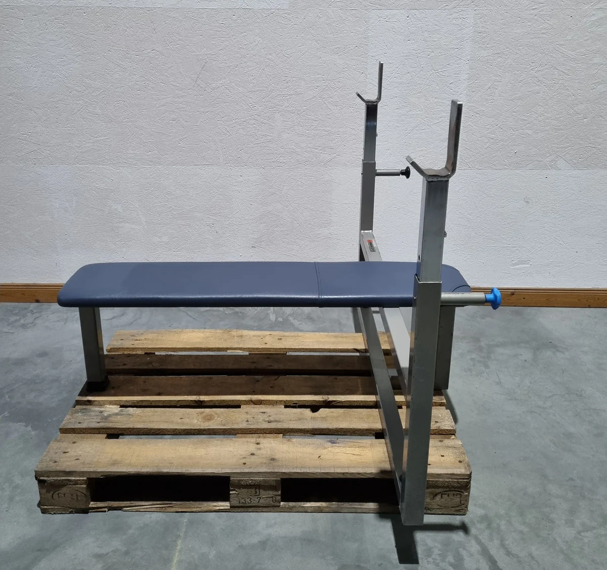Nordic Gym Olympia Flachdrückerbank, Olympic Flat Bench, Bankdrückbank Flach mit Ablagen für Bankdrücken, Rahmebfarbe Grau, gebraucht - überholter Zustand - Image 5
