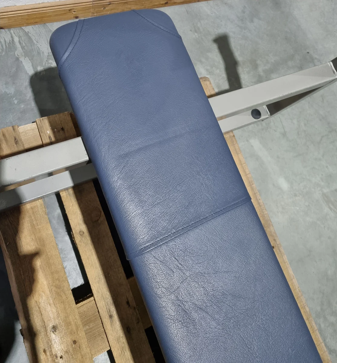Nordic Gym Olympia Flachdrückerbank, Olympic Flat Bench, Bankdrückbank Flach mit Ablagen für Bankdrücken, Rahmebfarbe Grau, gebraucht - überholter Zustand - Image 6