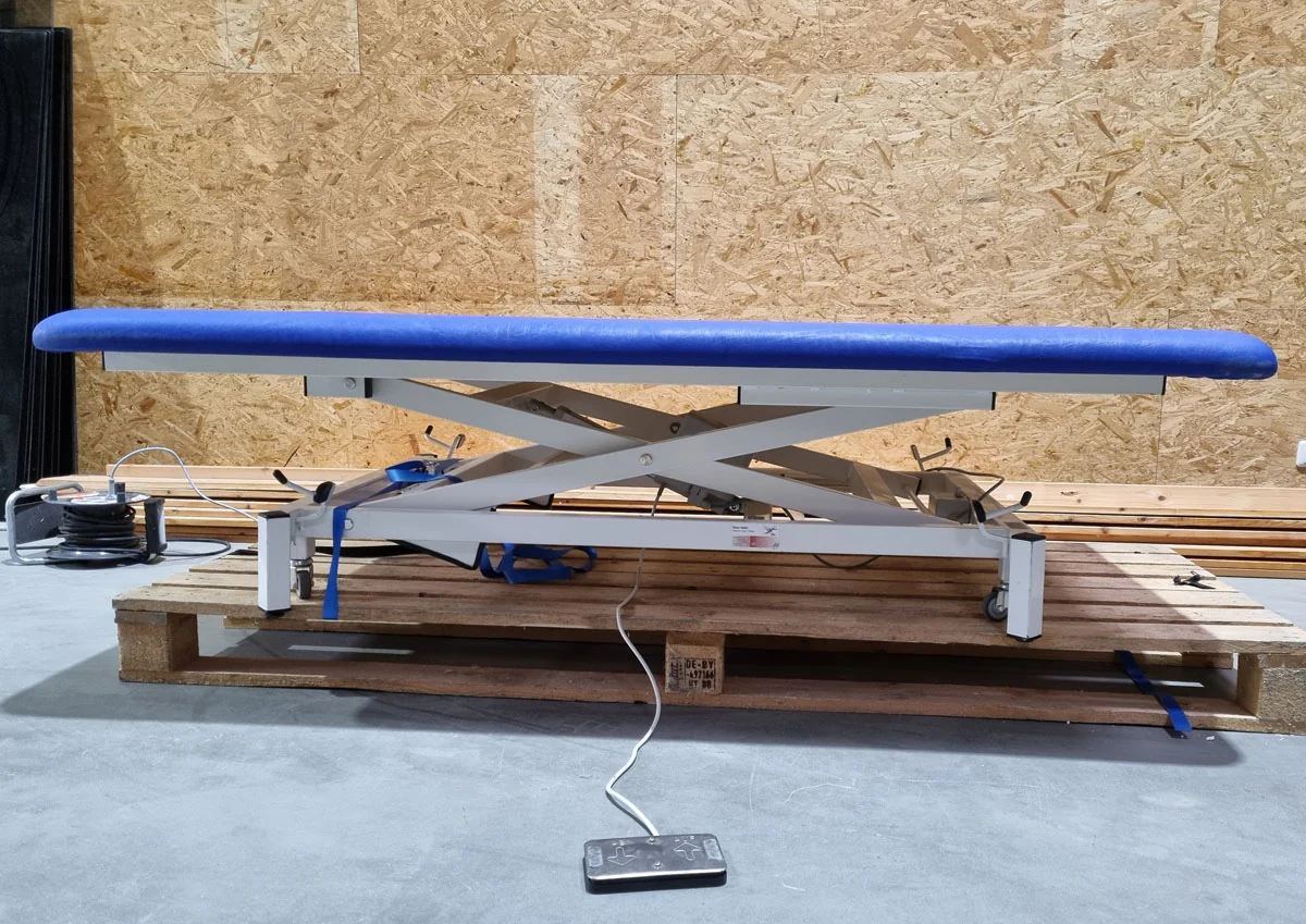Önapi Tedavi Vojta MD Therapieliege Massageliege, extra breit, elektrisch höhenverstellbar, Medizinprodukt Behandlungsliege, Rahmenfarbe Weiß, Polsterfarbe Blau, gebraucht - Image 2