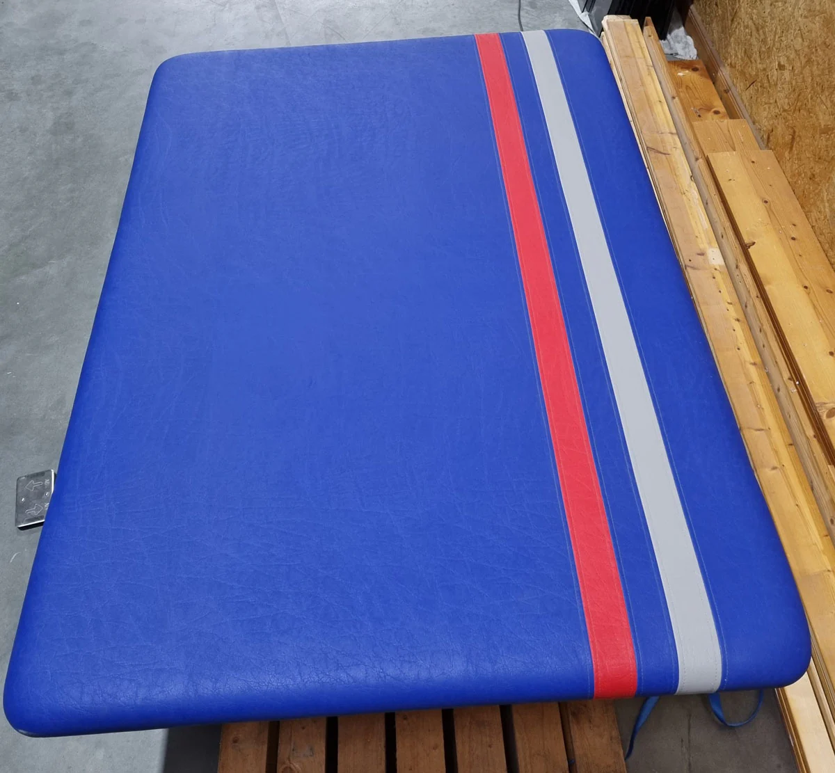 Önapi Tedavi Vojta MD Therapieliege Massageliege, extra breit, elektrisch höhenverstellbar, Medizinprodukt Behandlungsliege, Rahmenfarbe Weiß, Polsterfarbe Blau, gebraucht - Image 3