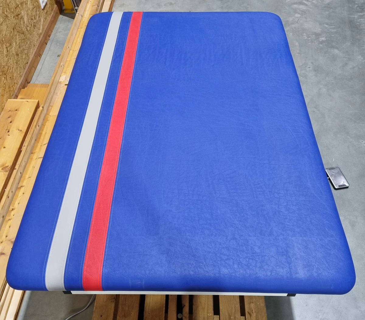 Önapi Tedavi Vojta MD Therapieliege Massageliege, extra breit, elektrisch höhenverstellbar, Medizinprodukt Behandlungsliege, Rahmenfarbe Weiß, Polsterfarbe Blau, gebraucht - Image 4