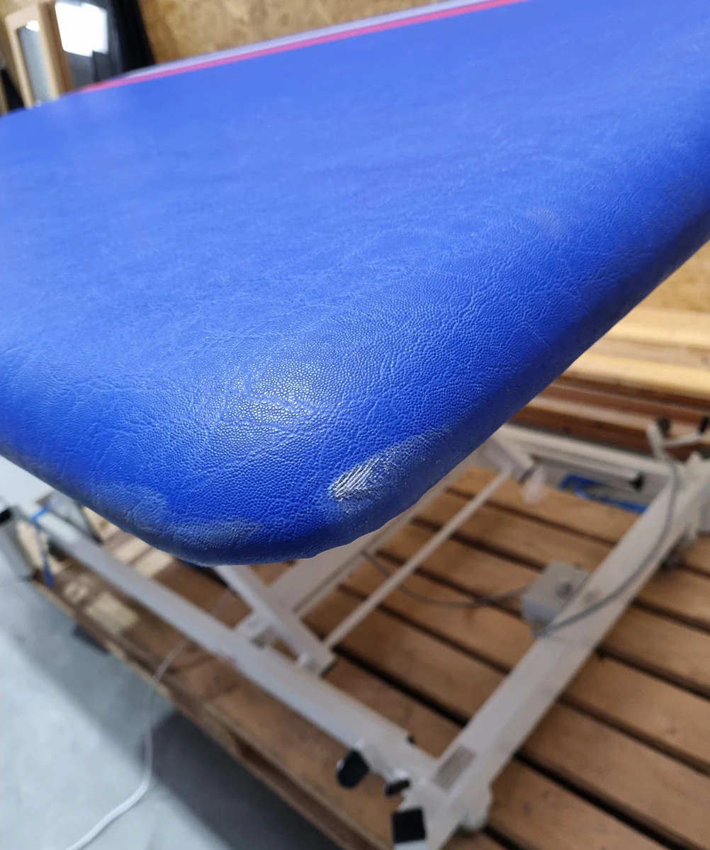 Önapi Tedavi Vojta MD Therapieliege Massageliege, extra breit, elektrisch höhenverstellbar, Medizinprodukt Behandlungsliege, Rahmenfarbe Weiß, Polsterfarbe Blau, gebraucht - Image 5